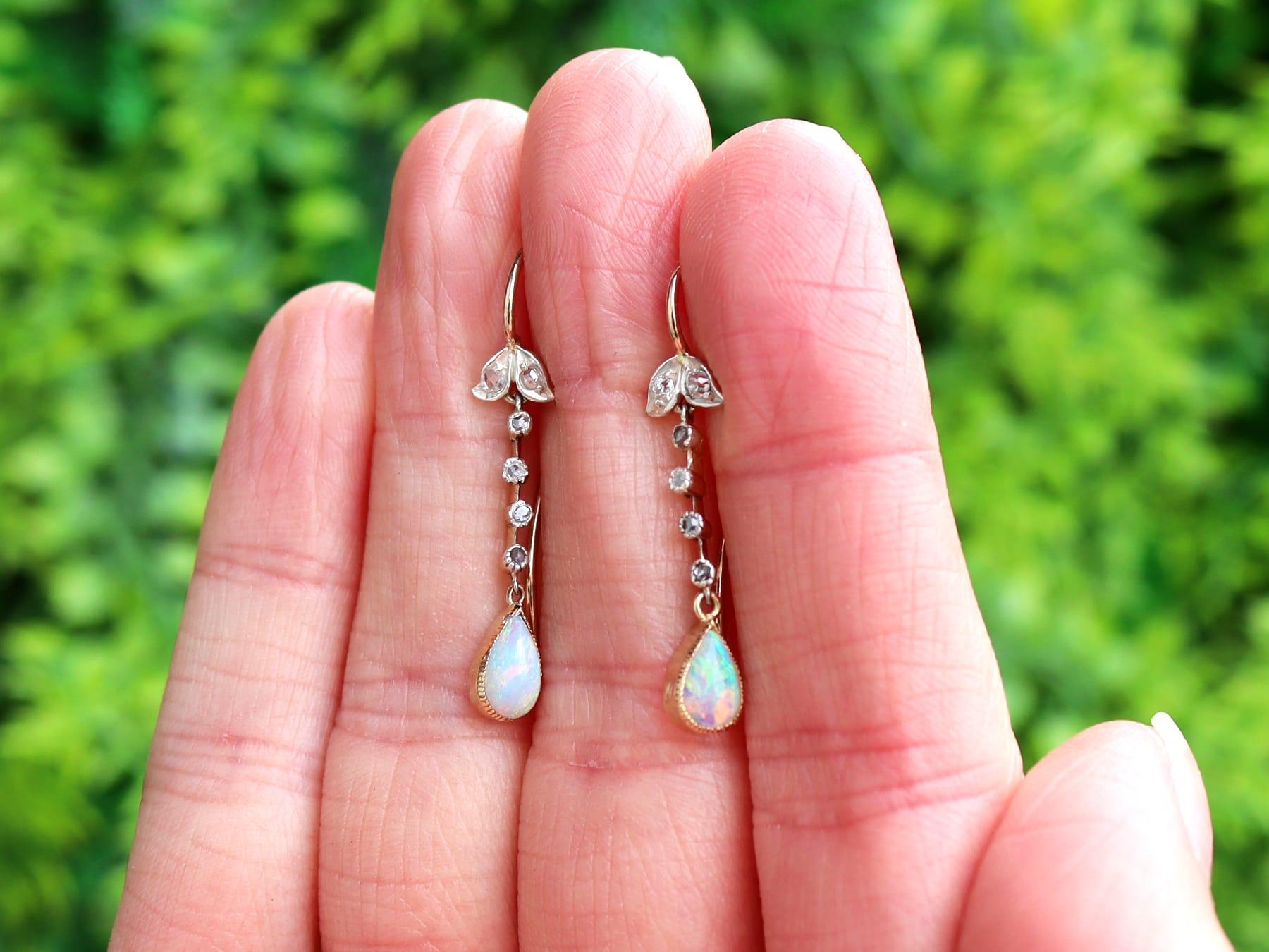 Une belle et impressionnante paire de boucles d'oreilles anciennes de 0,75 carat d'opale blanche et de 0,15 carat de diamant, en or jaune 18 carats et en argent ; faisant partie de nos collections de bijoux anciens de l'époque victorienne. 

Ces