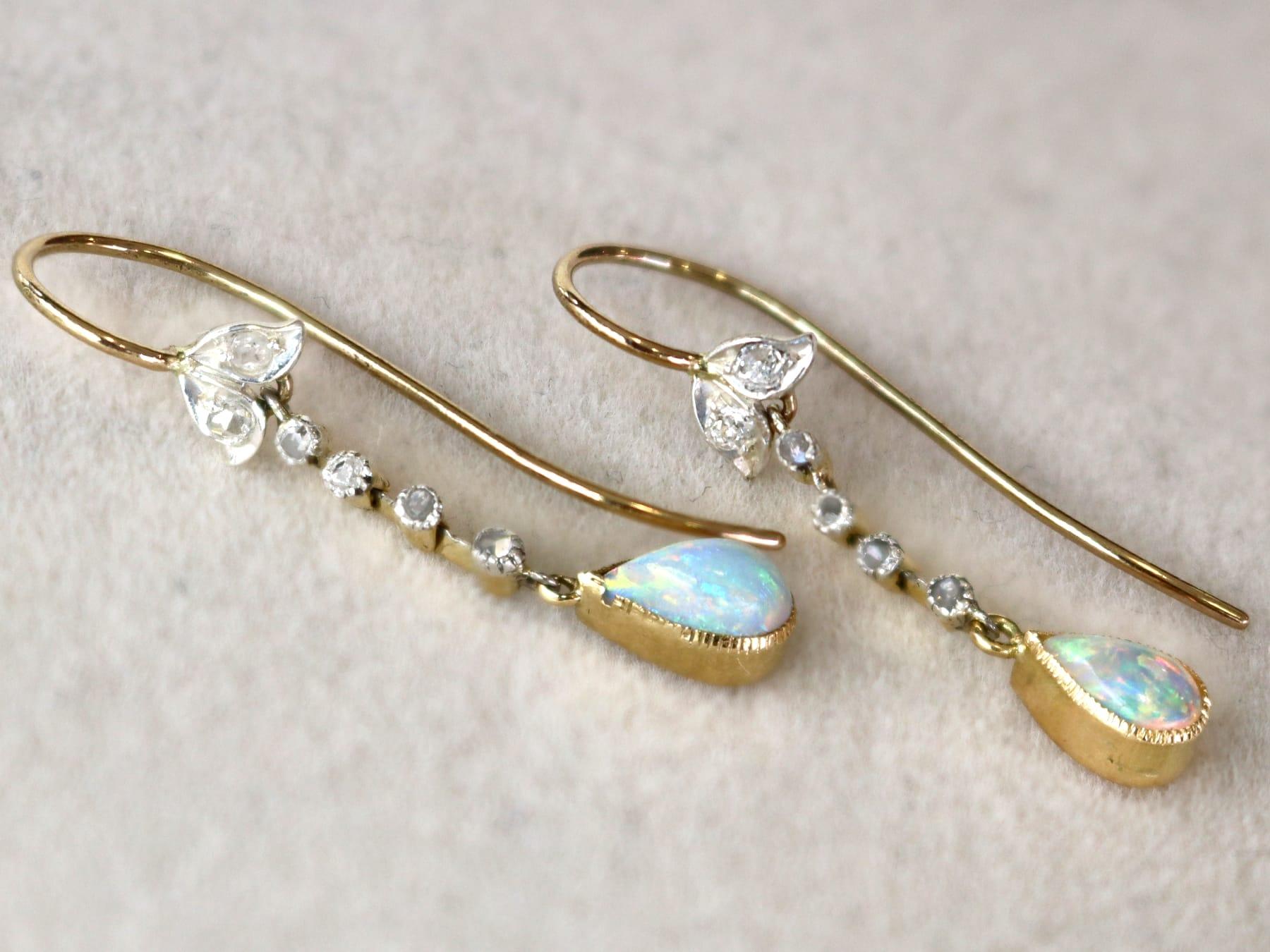 Victorien Boucles d'oreilles pendantes en or jaune 18k avec opale blanche de 0,75 carat et diamant de 0,15 carat en vente