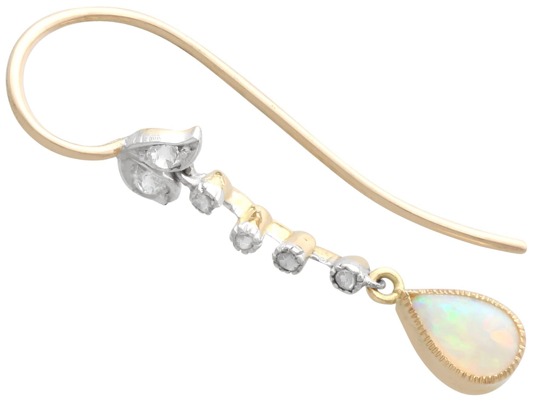 Taille cabochon Boucles d'oreilles pendantes en or jaune 18k avec opale blanche de 0,75 carat et diamant de 0,15 carat en vente