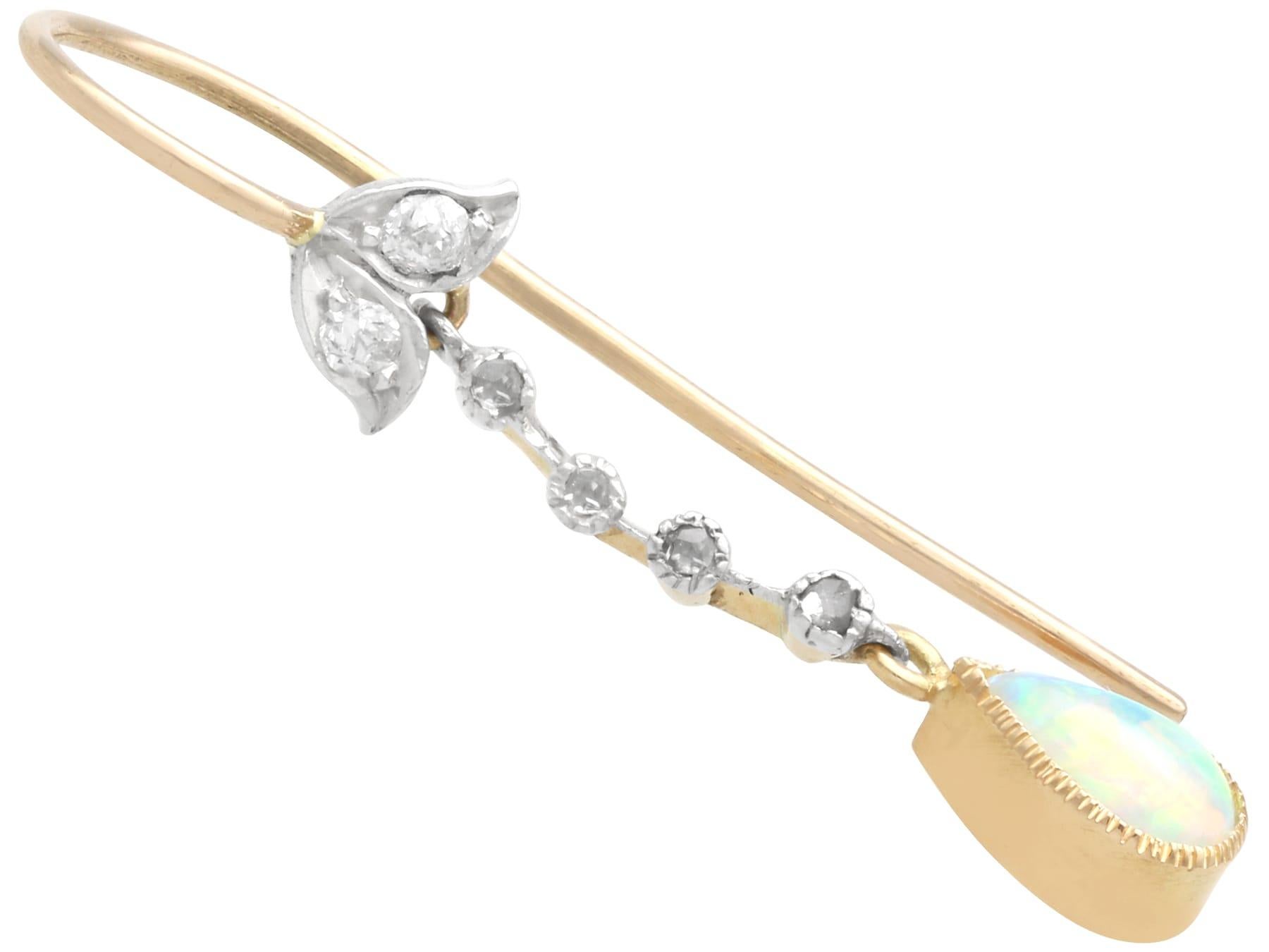 Boucles d'oreilles pendantes en or jaune 18k avec opale blanche de 0,75 carat et diamant de 0,15 carat Excellent état - En vente à Jesmond, Newcastle Upon Tyne