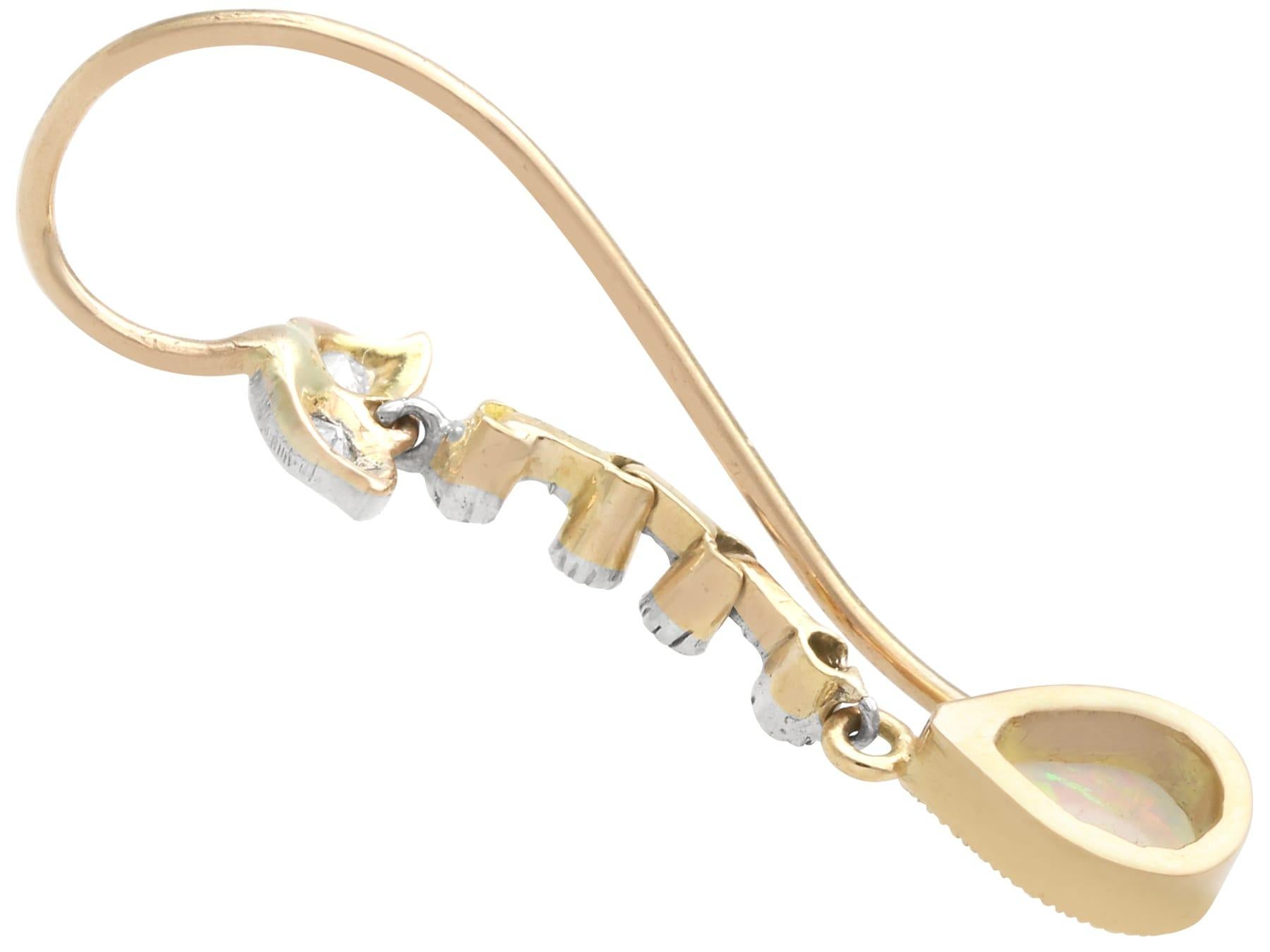 Boucles d'oreilles pendantes en or jaune 18k avec opale blanche de 0,75 carat et diamant de 0,15 carat Unisexe en vente