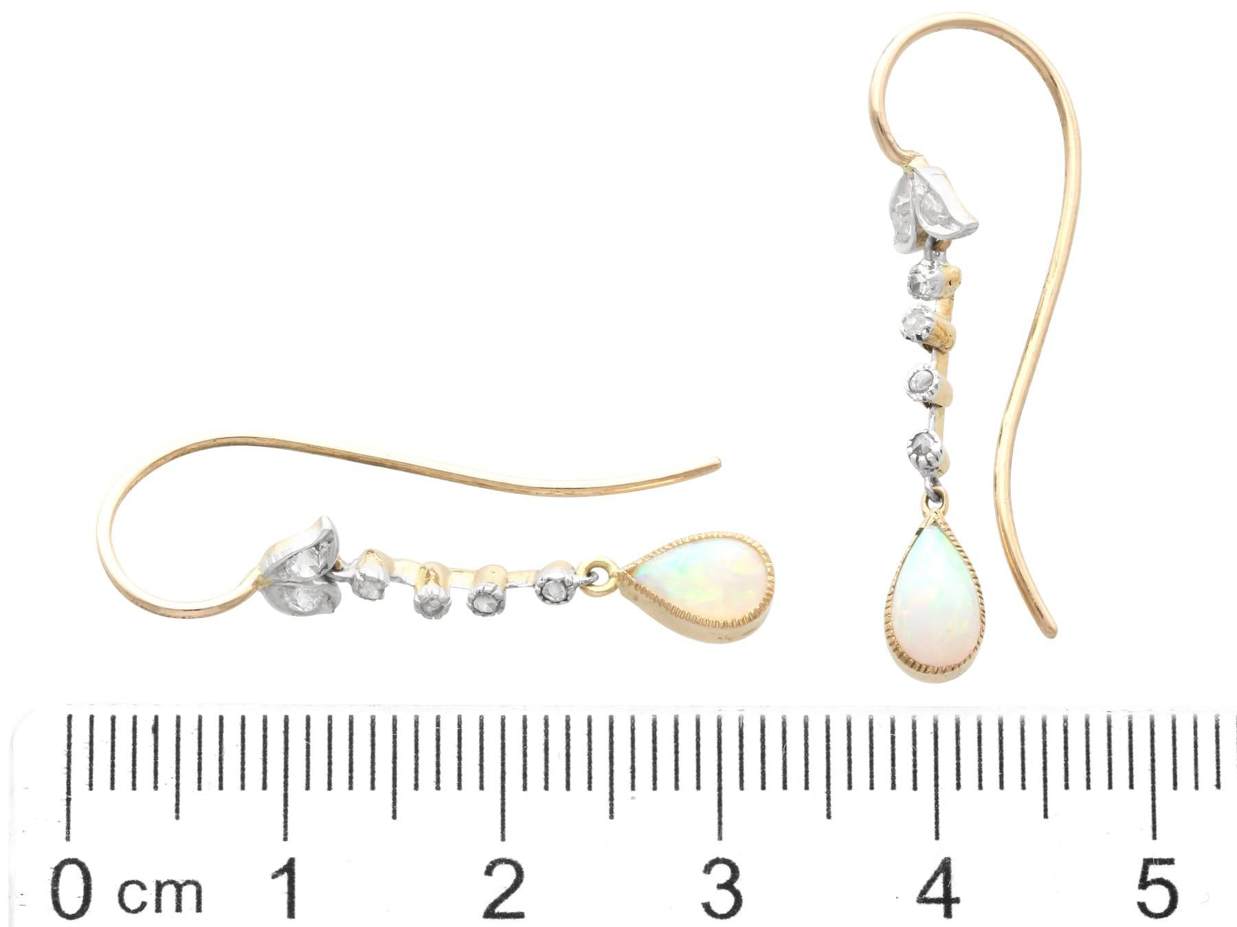 Boucles d'oreilles pendantes en or jaune 18k avec opale blanche de 0,75 carat et diamant de 0,15 carat en vente 1