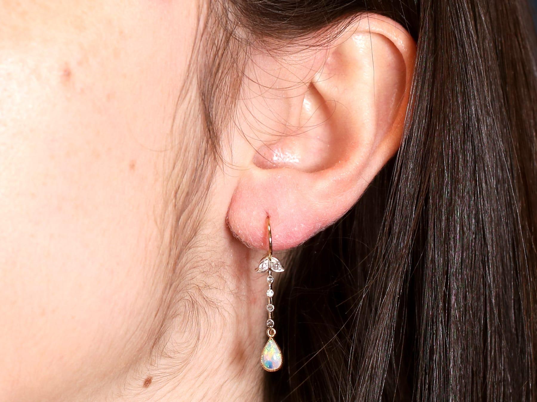 Boucles d'oreilles pendantes en or jaune 18k avec opale blanche de 0,75 carat et diamant de 0,15 carat en vente 3