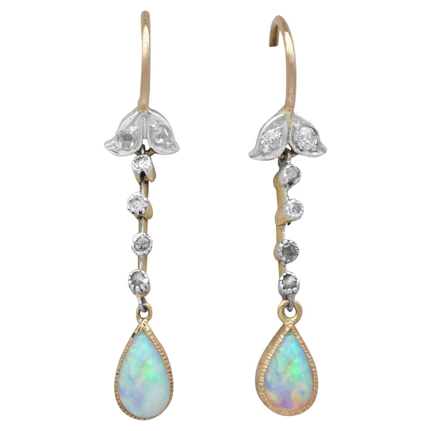 Boucles d'oreilles pendantes en or jaune 18k avec opale blanche de 0,75 carat et diamant de 0,15 carat en vente