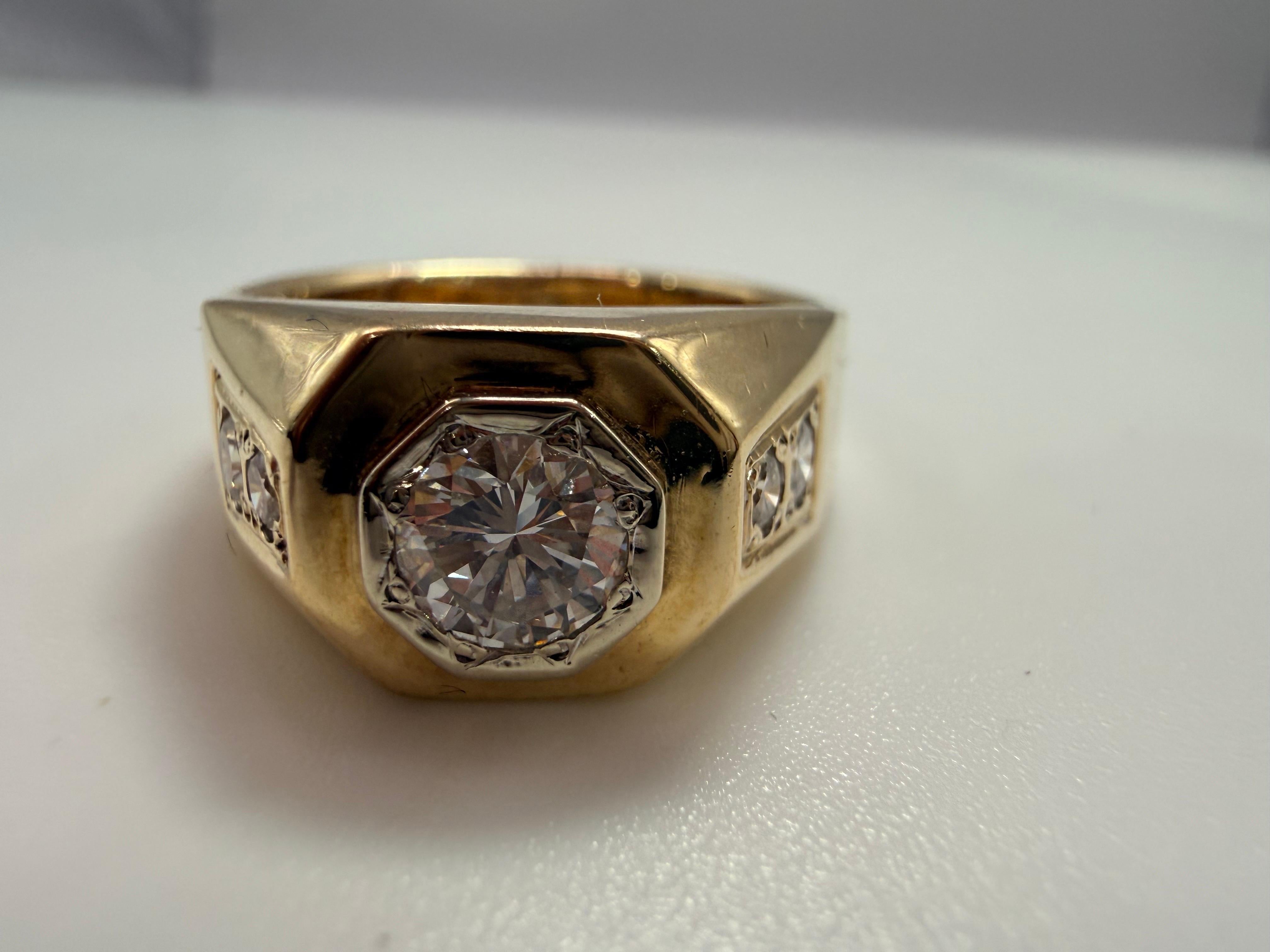 Atemberaubender Herrenring mit Signet-Design, hergestellt aus 14KT Gelbgold mit 0,75 Karat Diamanten VS-SI Reinheit und G Farbe.
**Alle Artikel verlassen unser Haus mit einem Zertifikat auf den Namen des Käufers, Firmenpolitik! Dies bietet Ihnen und