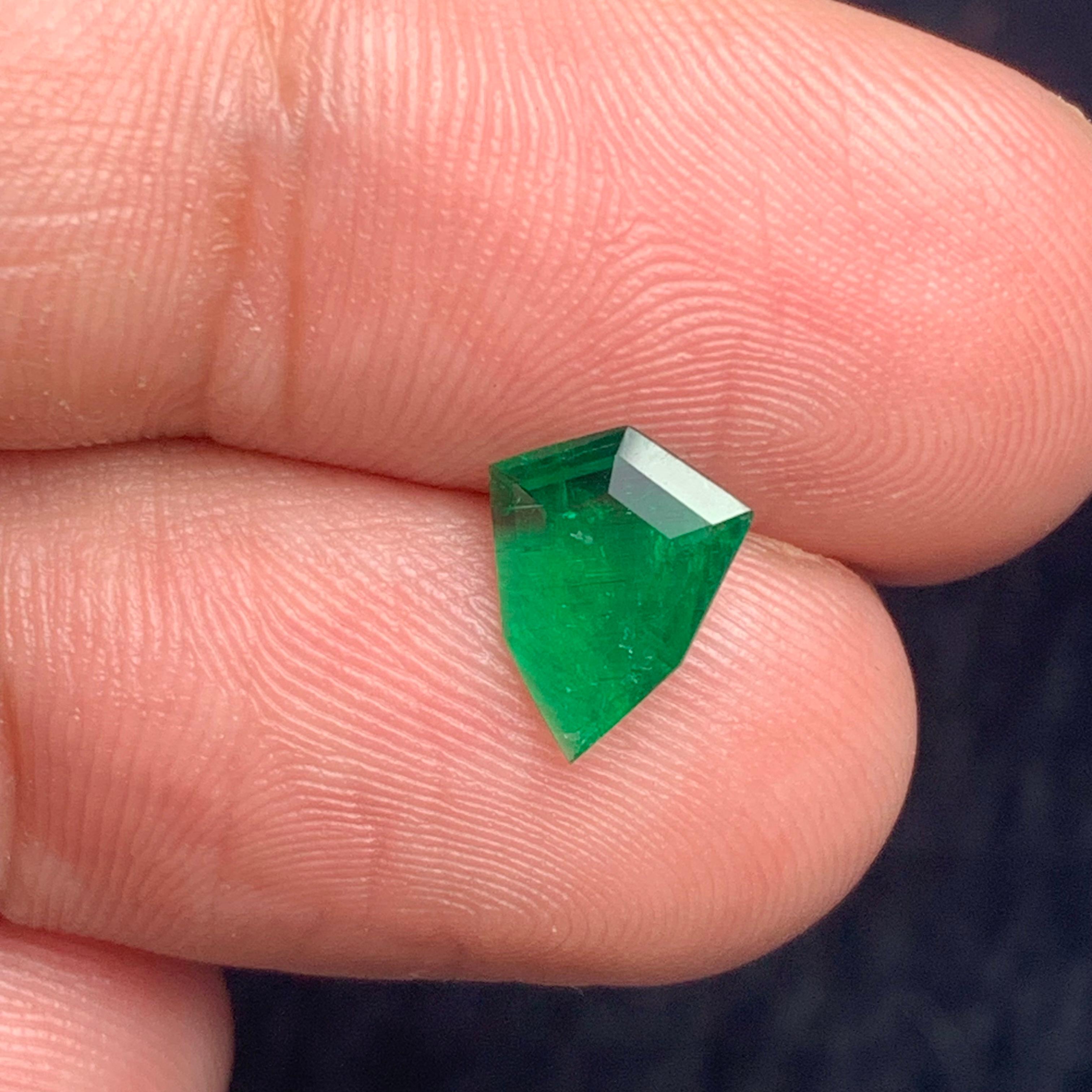 0.75 Carats Shield Shape Loose Green Emerald from Swat Pakistan Mine In New Condition In Peshawar, PK