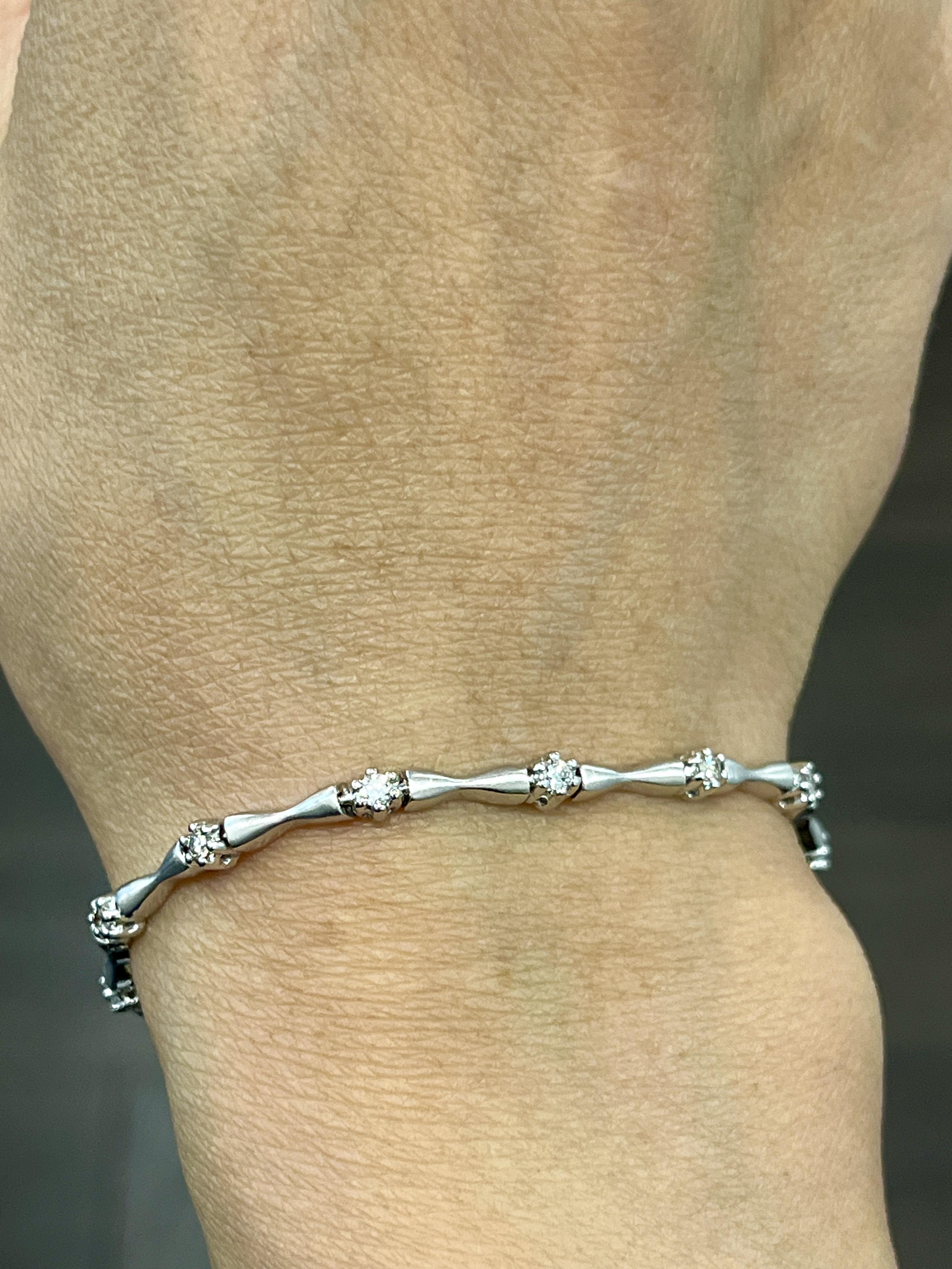 Cet élégant bracelet met en valeur 0,75 ct de diamants blancs ronds. Les diamants sont légèrement inclus (SI1) avec un grade de couleur H. Fabriqué en or blanc 14k, le bracelet mesure 7 pouces de long. Une pièce raffinée pour enrichir toute