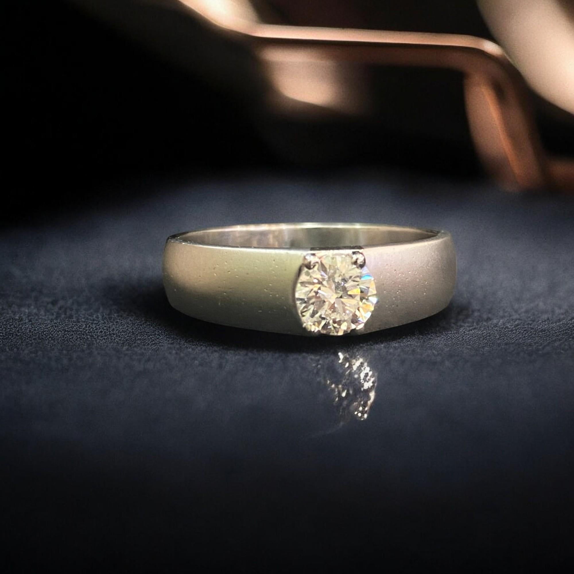 Esta exquisita alianza de hombre presenta un impresionante diamante brillante redondo de 0,75 quilates engastado en estilo solitario. El diamante está certificado por el GIA con un grado de F/VS1, lo que garantiza su belleza natural y su excelente