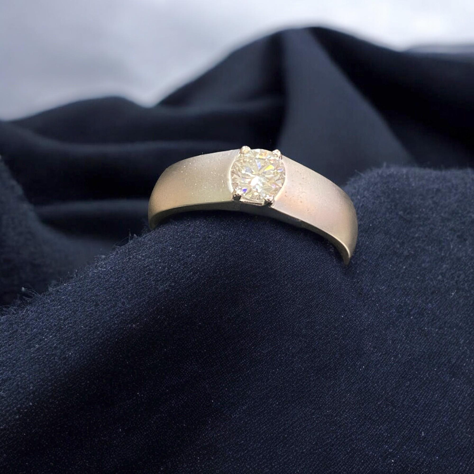 0,75 quilates F/VS1 Diamante redondo brillante certificado por la GIA Alianza para hombre Oro de 18 quilates Contemporáneo en venta