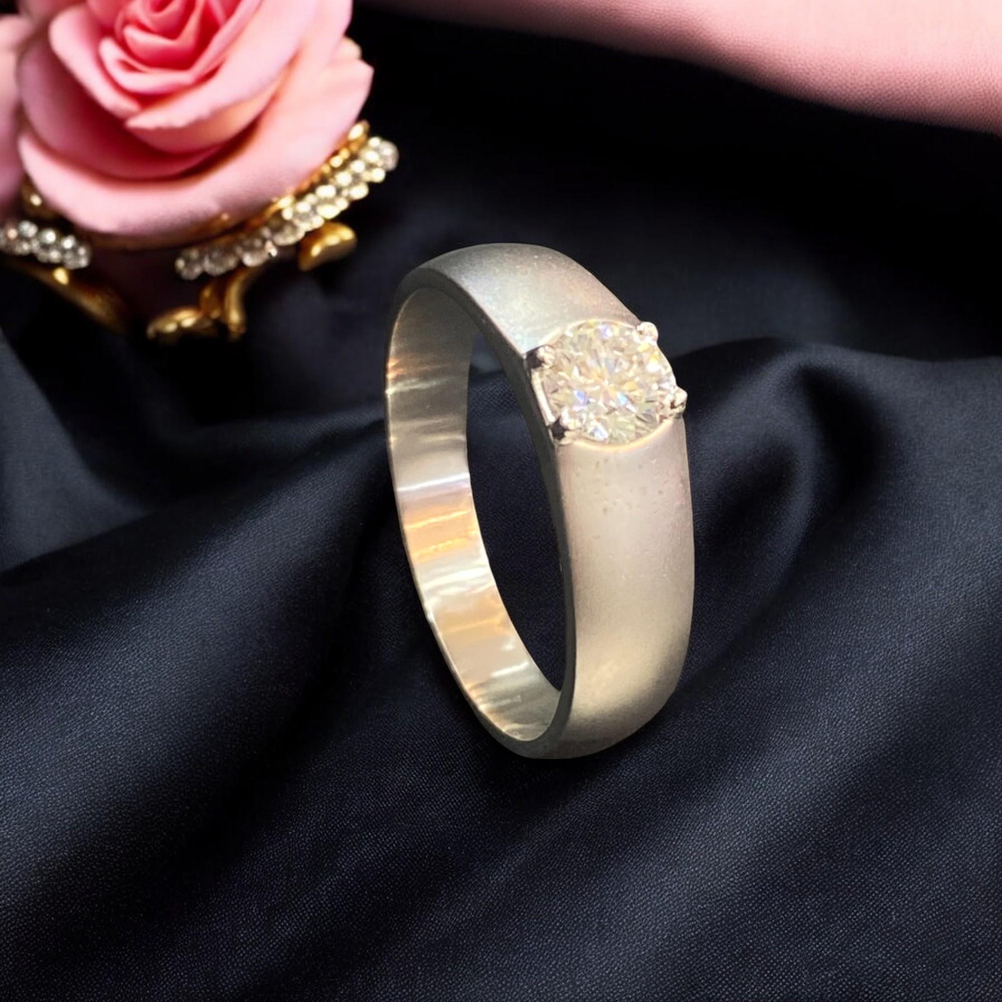 0,75 quilates F/VS1 Diamante redondo brillante certificado por la GIA Alianza para hombre Oro de 18 quilates Corte redondo en venta