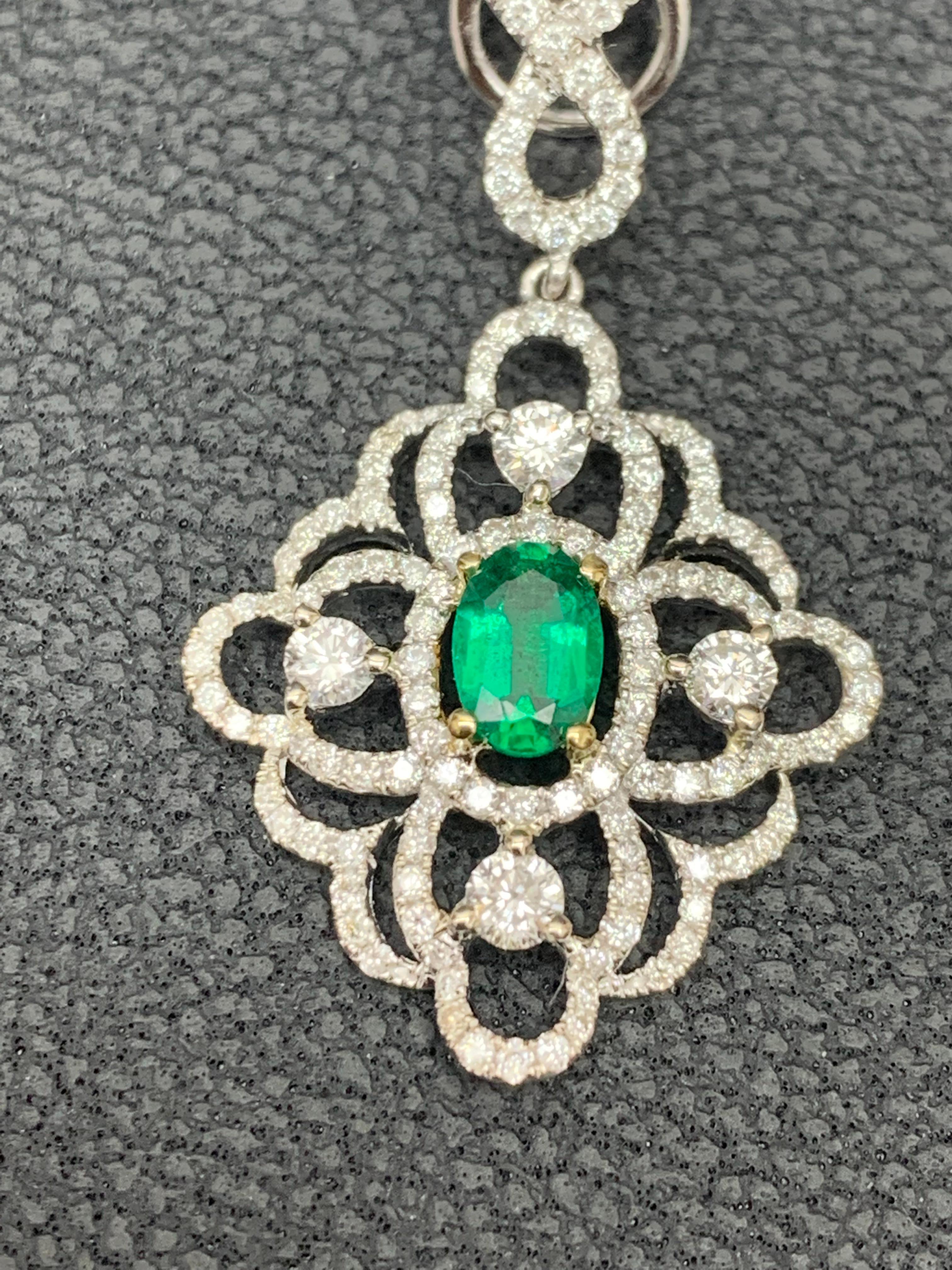 Ein brillantes Paar Kronleuchter-Ohrringe in durchbrochenem Design, besetzt mit runden Brillanten. Brillant Oval Form Smaragd setzt elegant in der Mitte mit einem Gewicht von 0,75 Karat insgesamt. hängt die 18 Karat Mix Gold Montage. Die Diamanten