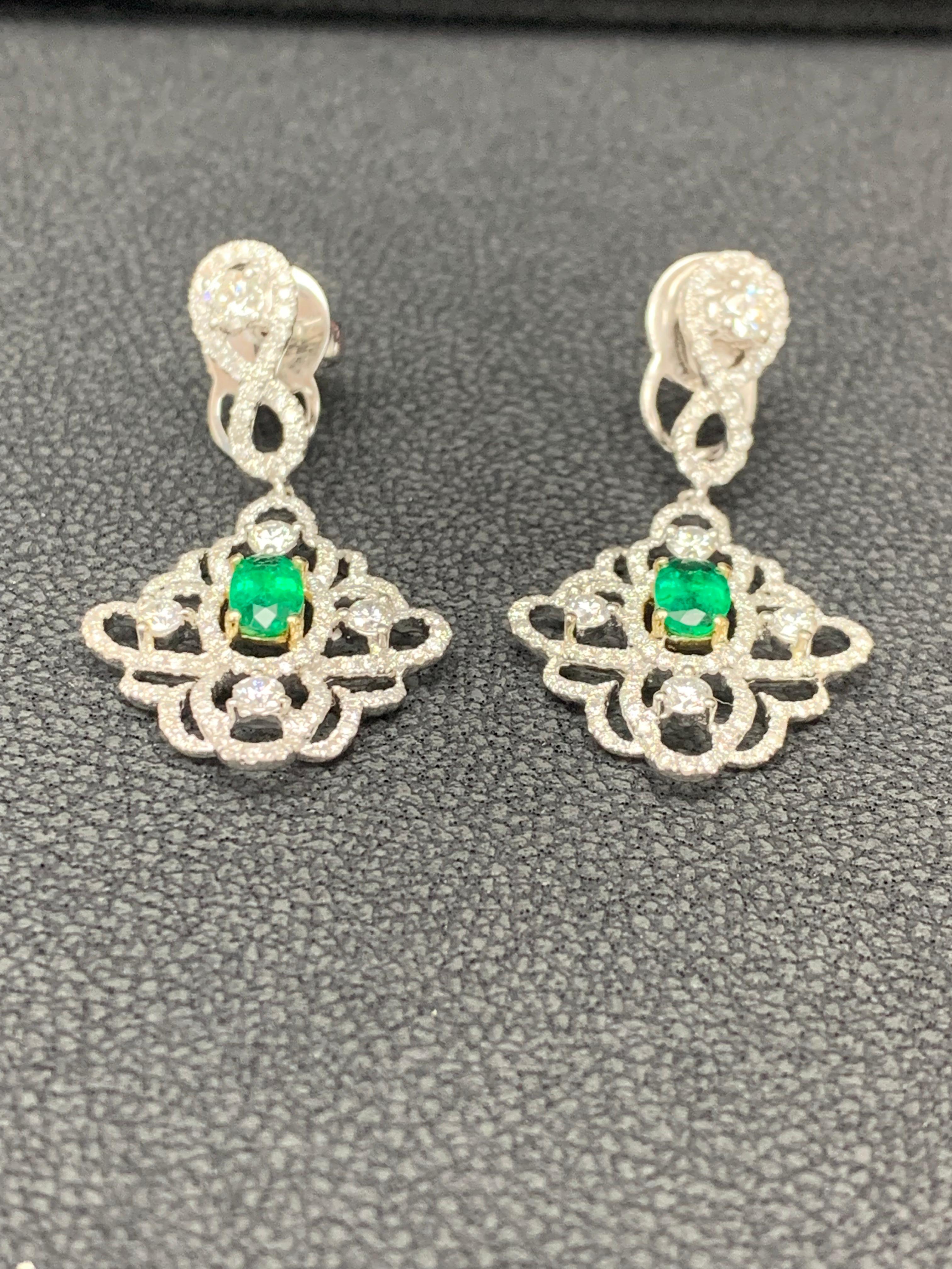 0,75 Ovalschliff Smaragd und durchbrochene Diamant-Kronleuchter-Ohrringe aus 18 Karat Gelbgold im Zustand „Neu“ im Angebot in NEW YORK, NY