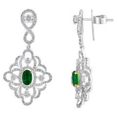 Boucles d'oreilles chandelier en or 18 carats avec émeraudes de taille ovale 0,75 et diamants ajourés