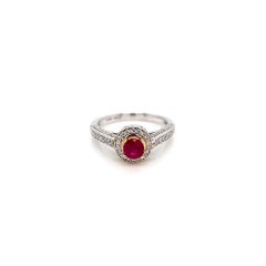 Anello di fidanzamento con rubino incastonato in due tonalità da 0,75 carati totali con micropavimenti di diamanti