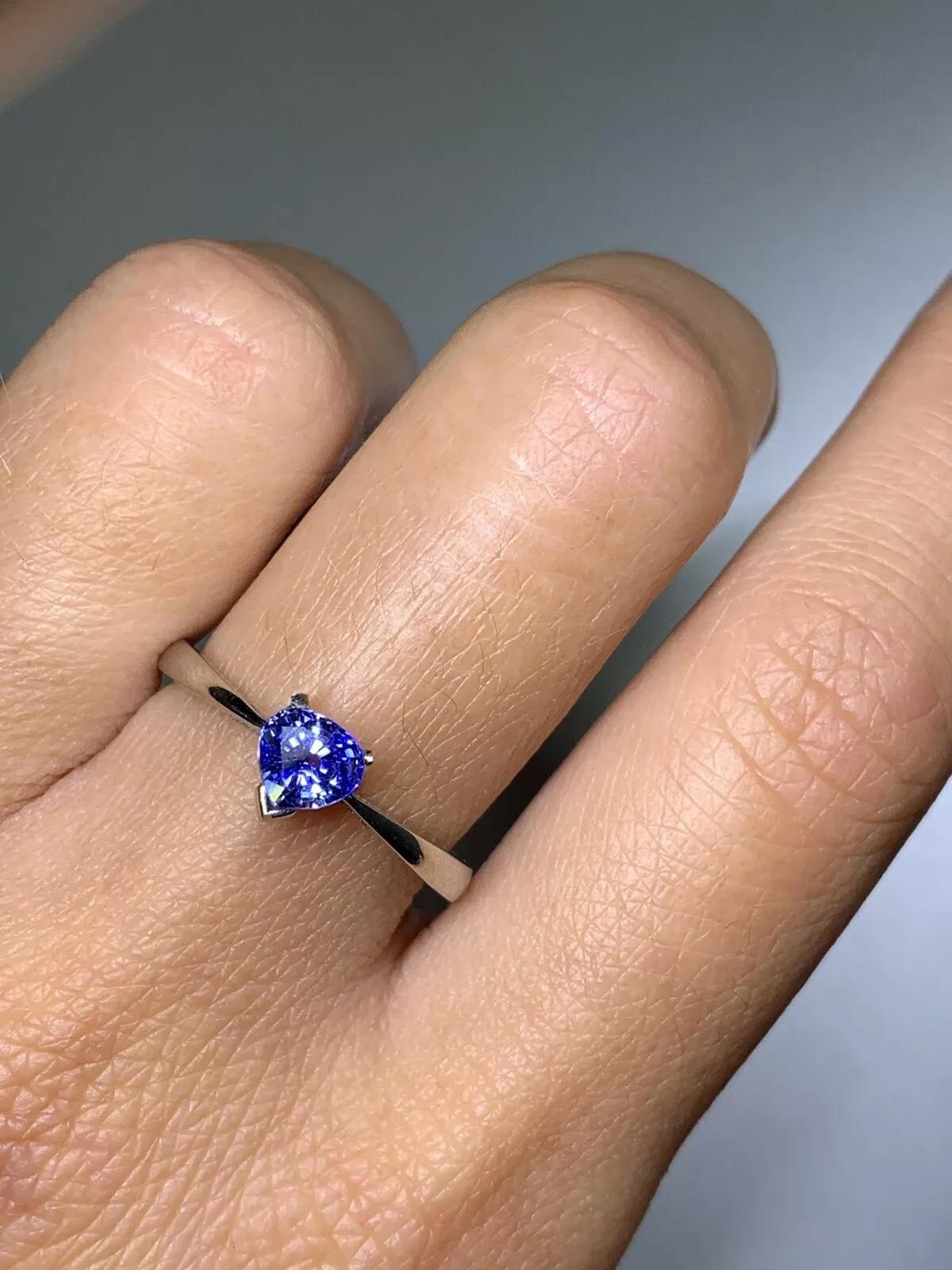 0.75ct Blue sapphire heart solitaire engagement ring in platinum.

Natural unheated sapphires blue Ceylon heart shape engagement ring in platinum.

Hallmarked.

The ring can be resized

Box and valuation included.