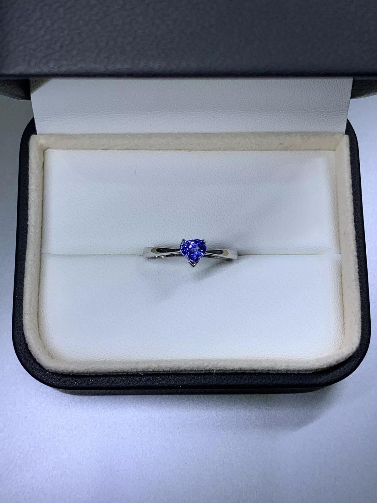 0.75ct Blue sapphire heart solitaire engagement ring in platinum. In New Condition For Sale In London, GB