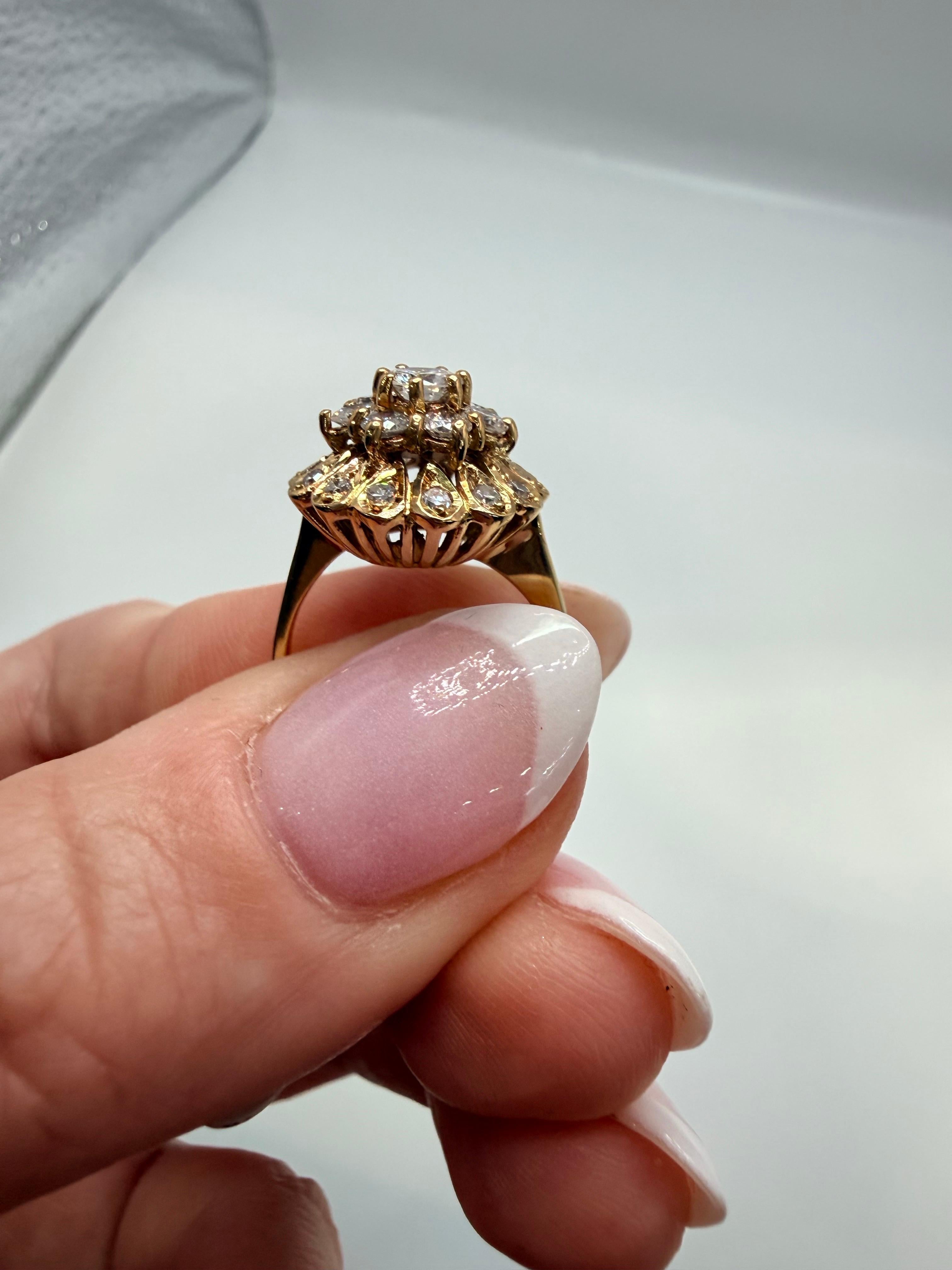 0.75ct Bague florale unique faite à la main or jaune 18KT année inconnue en vente 7
