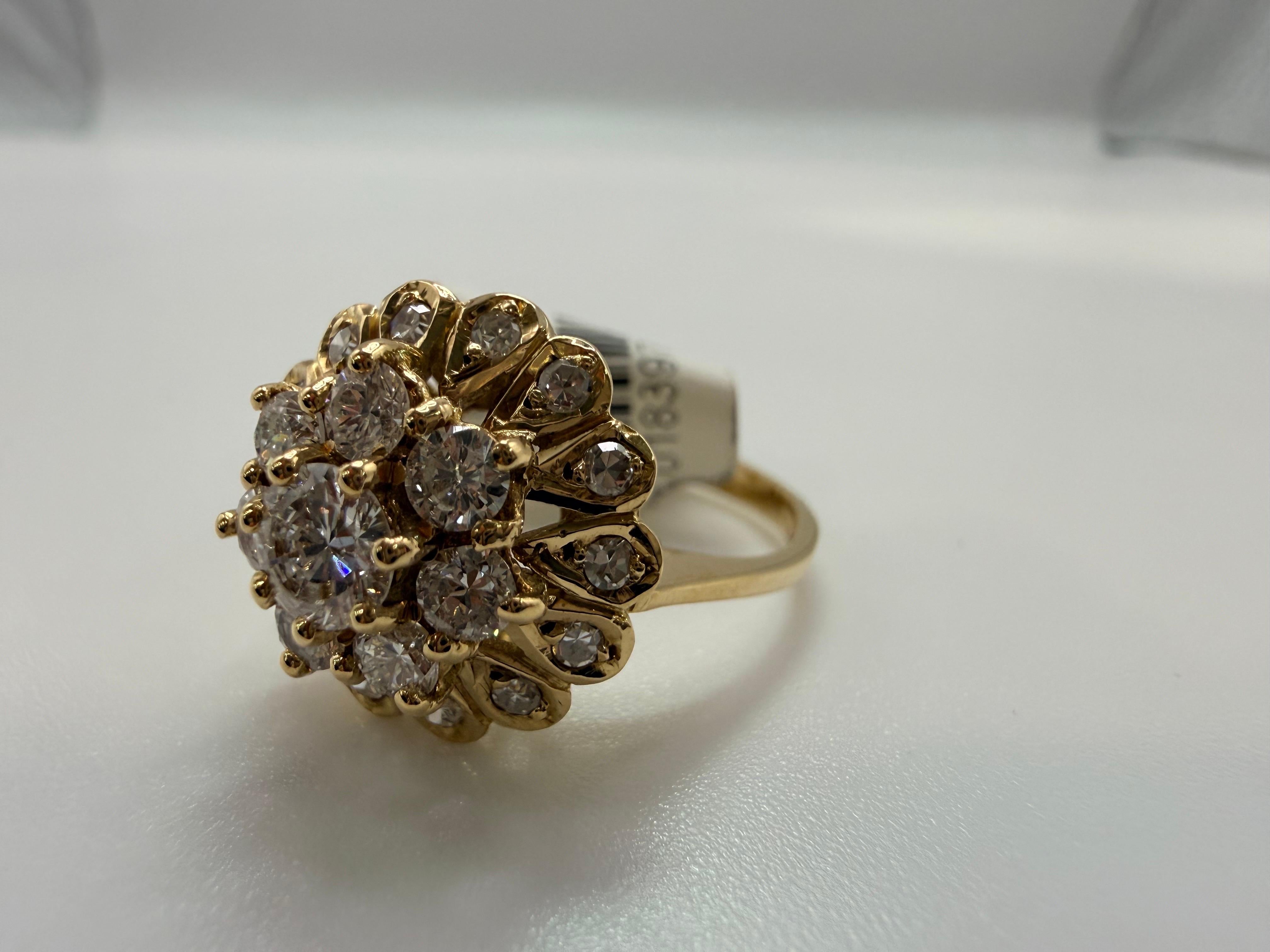 Magnifique bague en diamant de style floral avec 0,75 carats de diamants VS-SI, de couleur F-G. L'anneau est d'une facture étonnante et a été travaillé à la main. L'année est inconnue. Taille 7 et peut être redimensionnée. Un beau cadeau pour tous