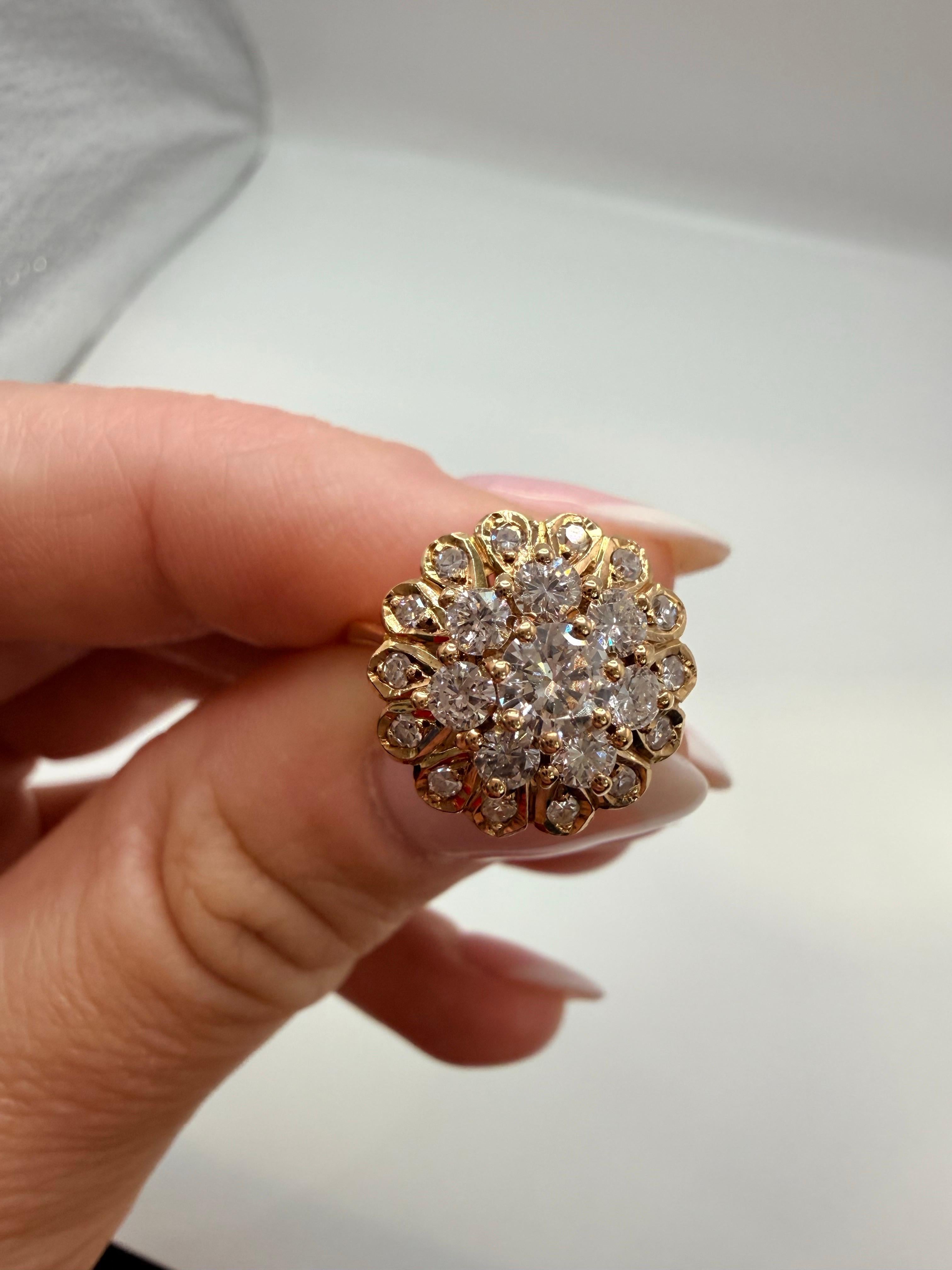 0.75ct Bague florale unique faite à la main or jaune 18KT année inconnue en vente 3