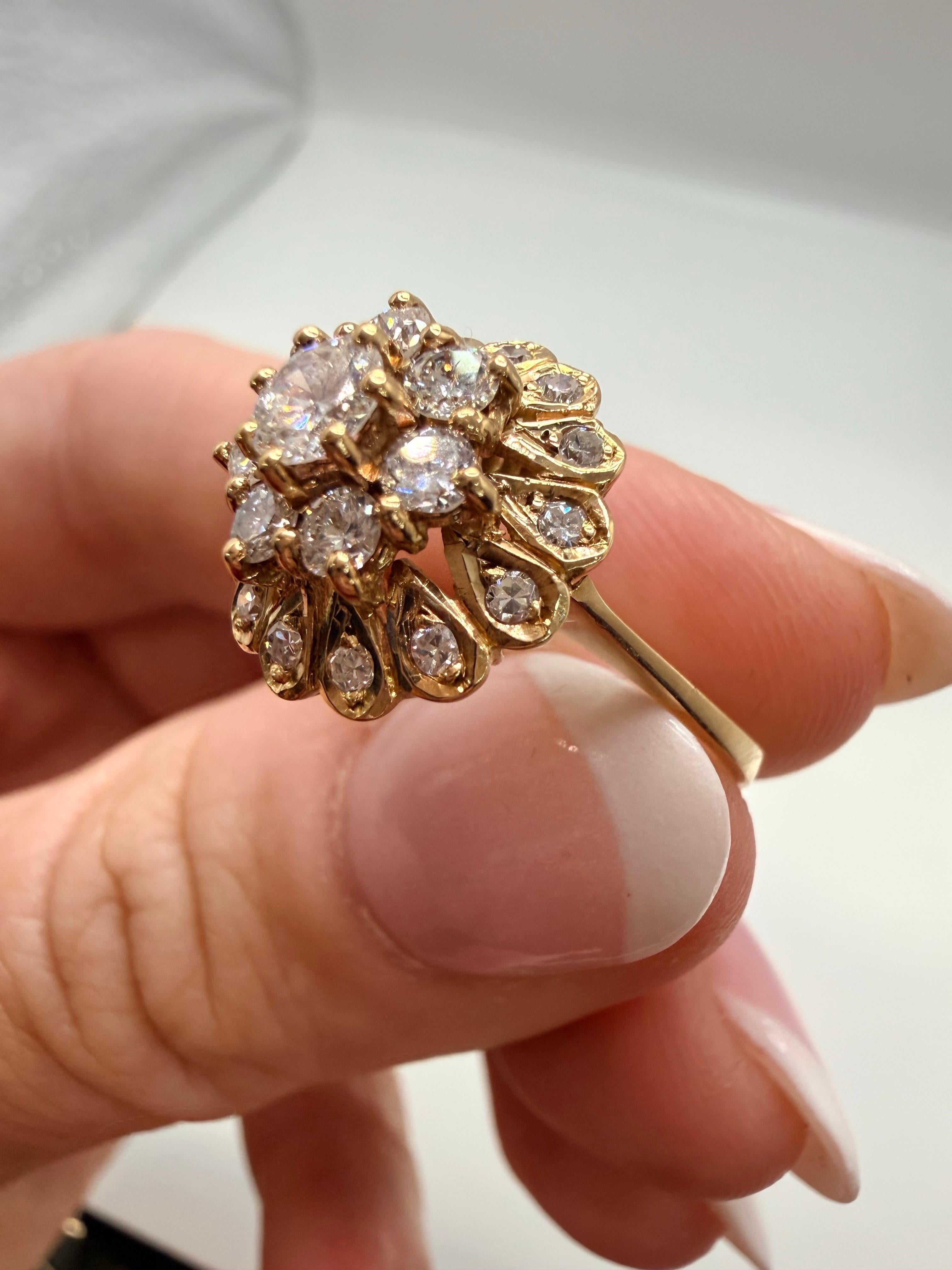 0.75ct Bague florale unique faite à la main or jaune 18KT année inconnue en vente 4