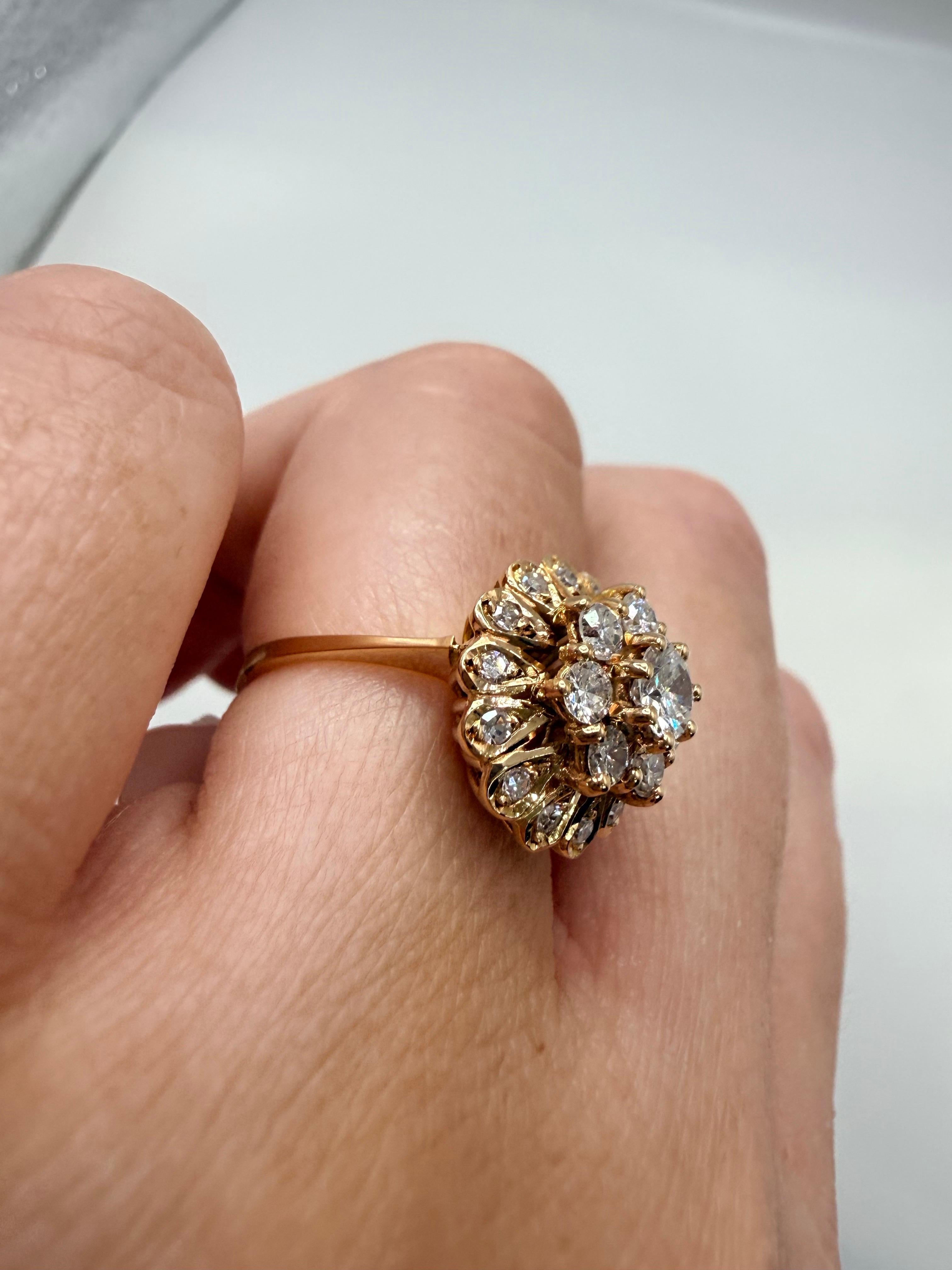 0.75ct Bague florale unique faite à la main or jaune 18KT année inconnue en vente 5