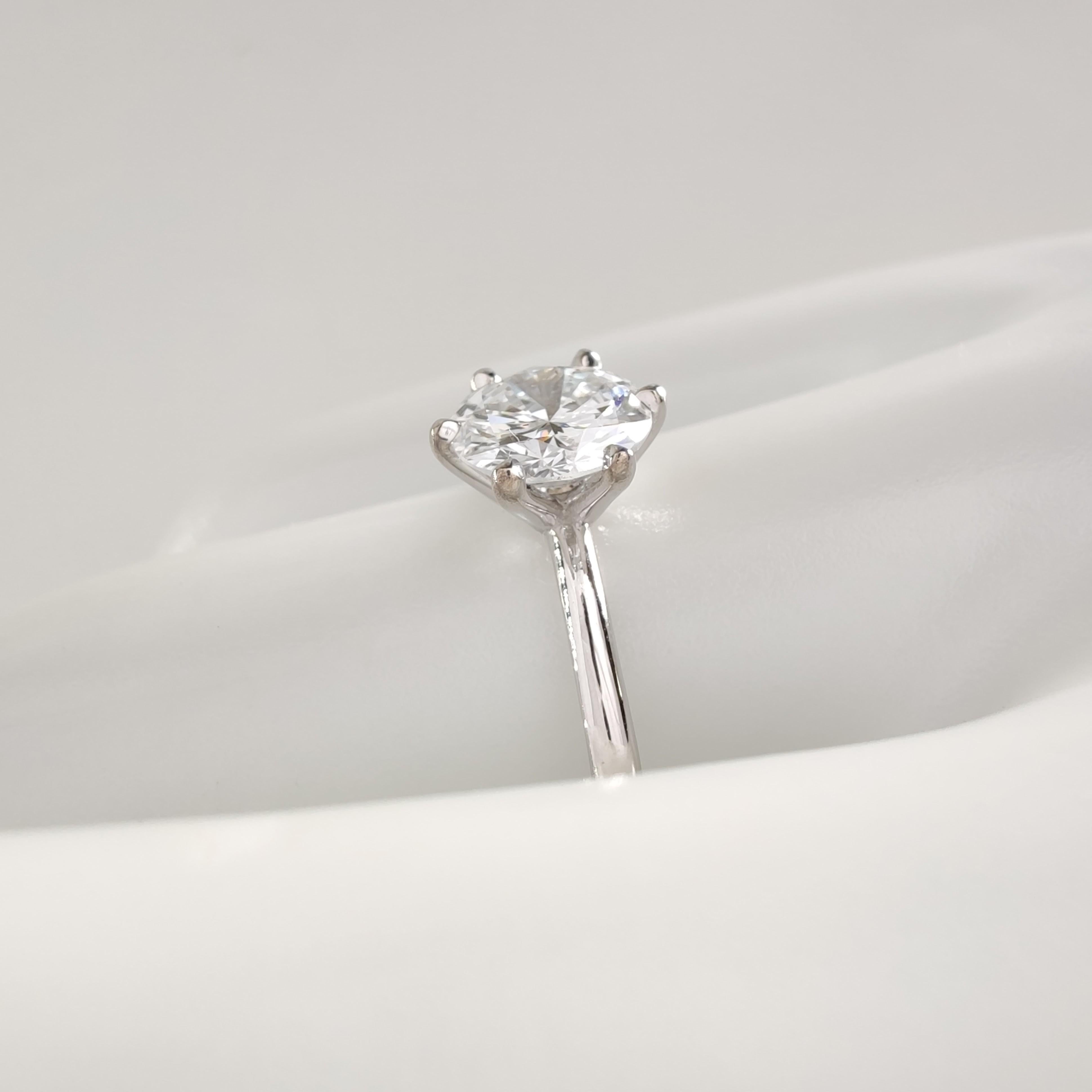 Women's 0.75ct Natural Diamond Engagement Ring 18K White Gold – IGI Certified gift For Sale