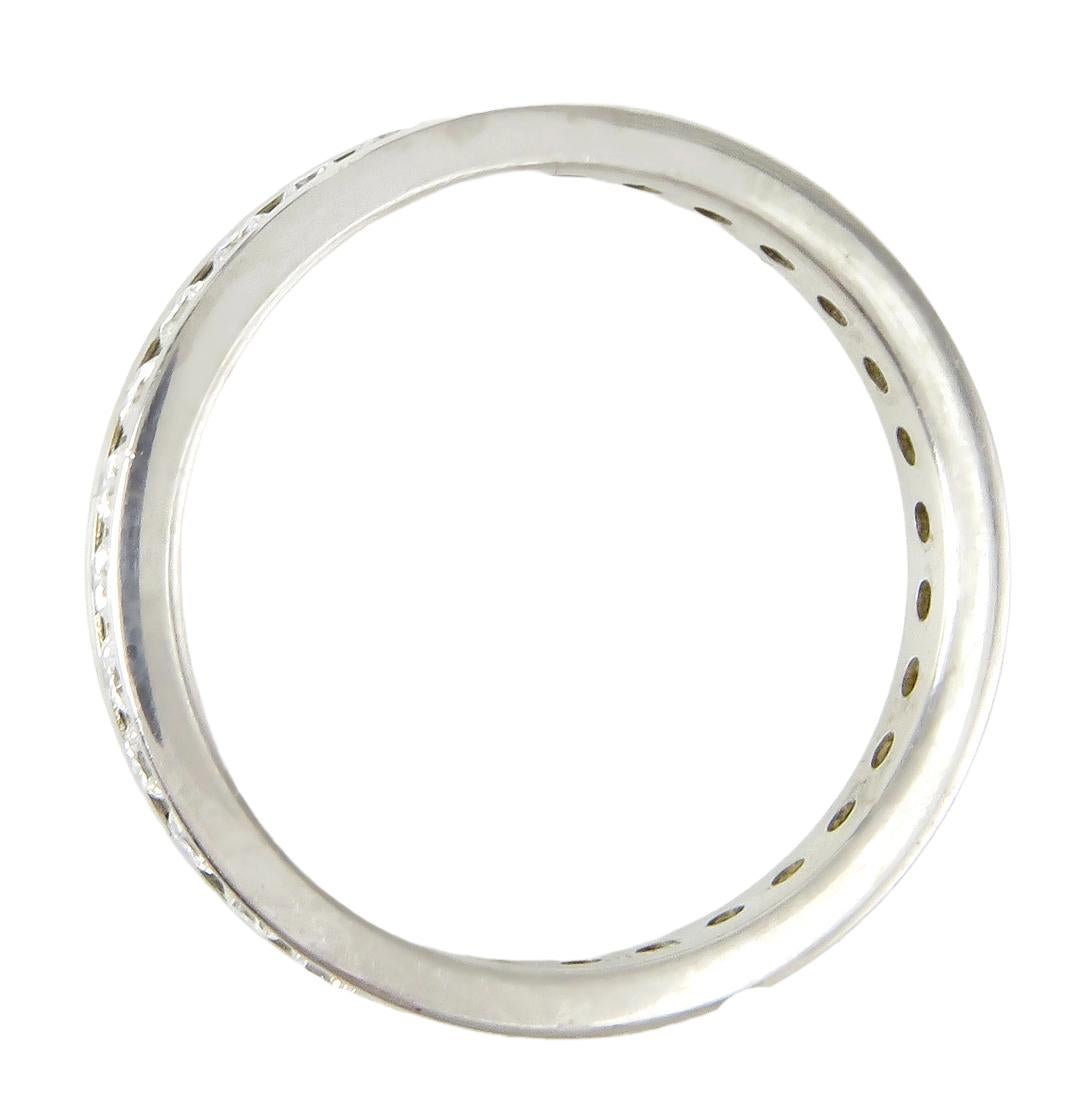 GORGEOUS Round Brilliant cut Diamond Ring aus unserer EXQUISITE Estate Diamond Band Design Kollektion! Hergestellt von Benchmark USA.

Runde Diamanten im Brillantschliff in F Farbe VS2 Klarheit rundum in Fingergröße 6 (begrenzte Größenoptionen). Es