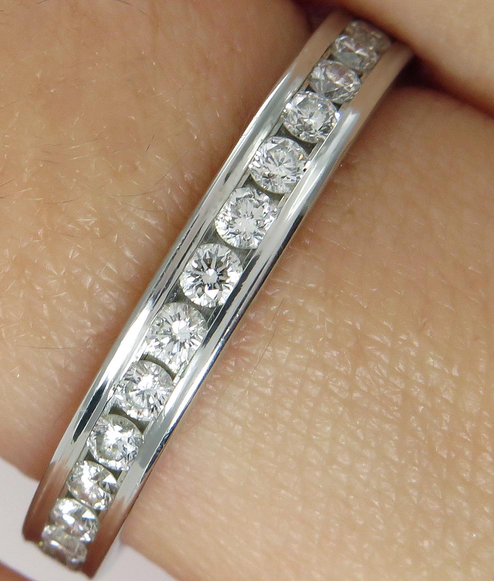 0,75 Karat Platin Ewigkeitsring mit Diamant Hochzeit Jahrestag im Angebot 2
