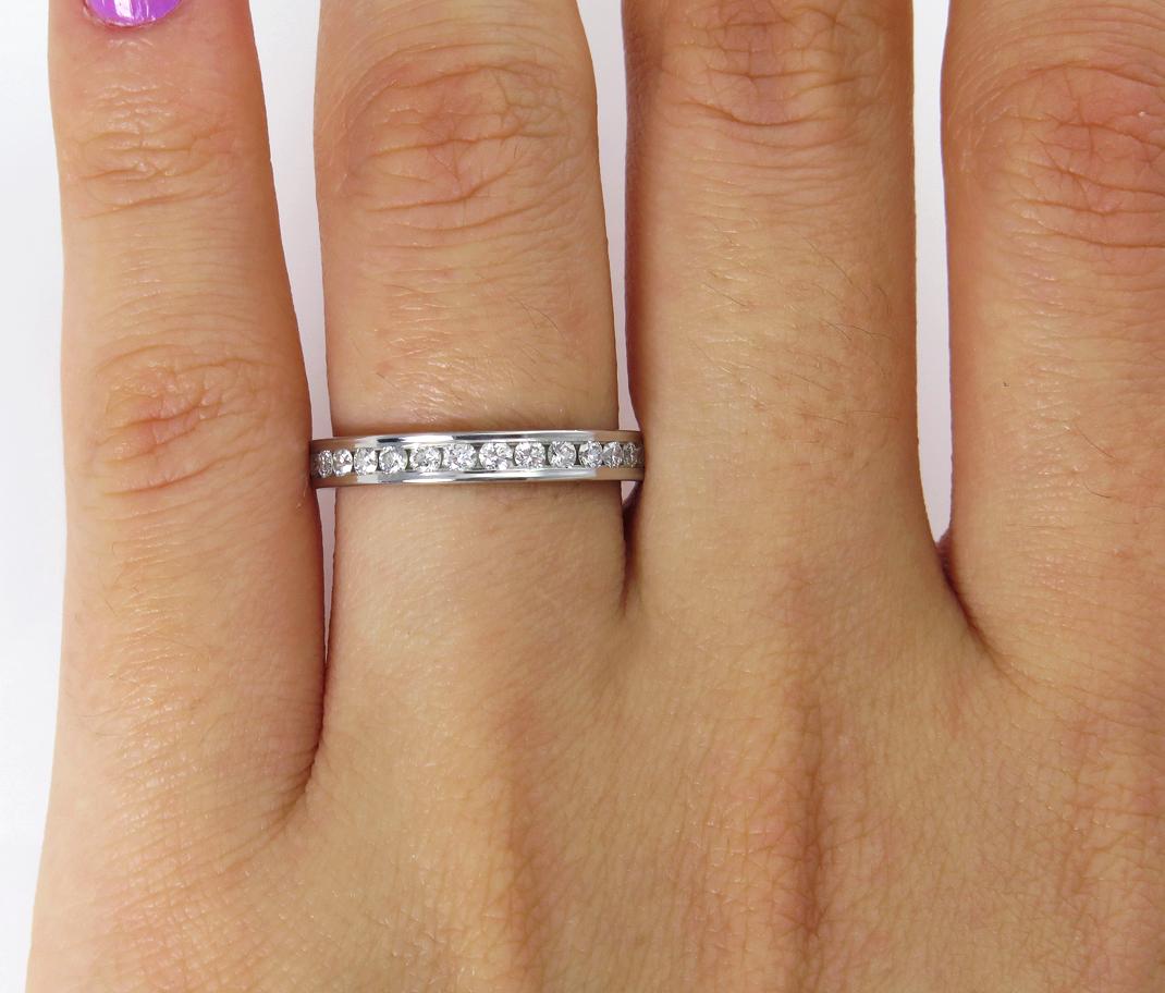 Bague d'éternité d'anniversaire de mariage en platine avec diamant rond de 0,75 carat en vente 3