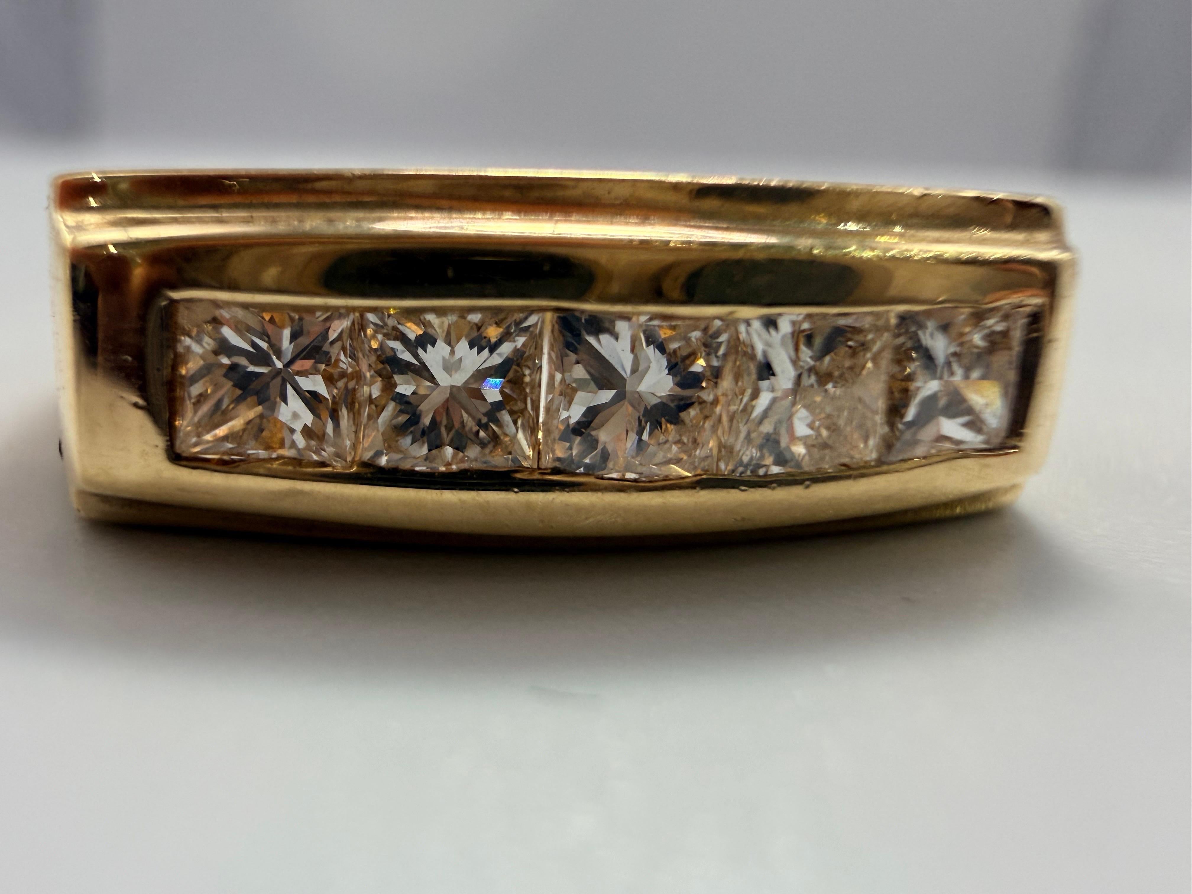 Klassisch eleganter Diamantring mit Prinzessinnenschliff aus 14KT Gelbgold. Hergestellt mit Diamanten VS-SI, Farbe F-G. Größe 9.

**Alle Artikel verlassen unser Haus mit einem Zertifikat auf den Namen des Käufers, Firmenpolitik! Dies bietet Ihnen