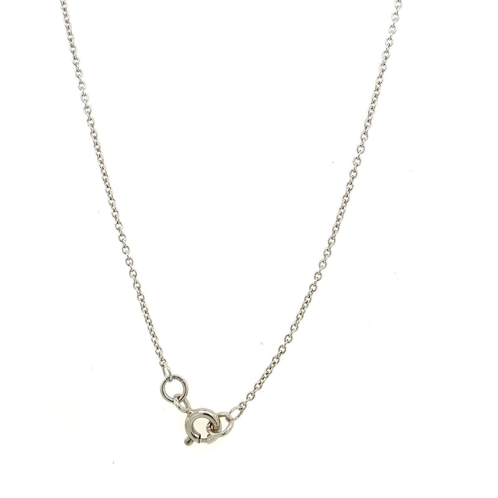 Zafiro de 0,75 ct rodeado de diamantes en cadena de oro blanco de 18 ct Corte brillante en venta