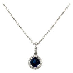 Zafiro de 0,75 ct rodeado de diamantes en cadena de oro blanco de 18 ct