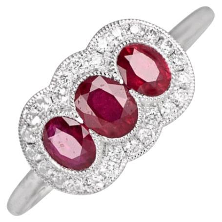 Bague cocktail à trois pierres en rubis taille ovale 0,75 carat, halo de diamants et platine