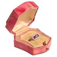 Anillo de rubíes talla oval de tres piedras (aprox. 0,70 quilates), halo de diamantes, platino