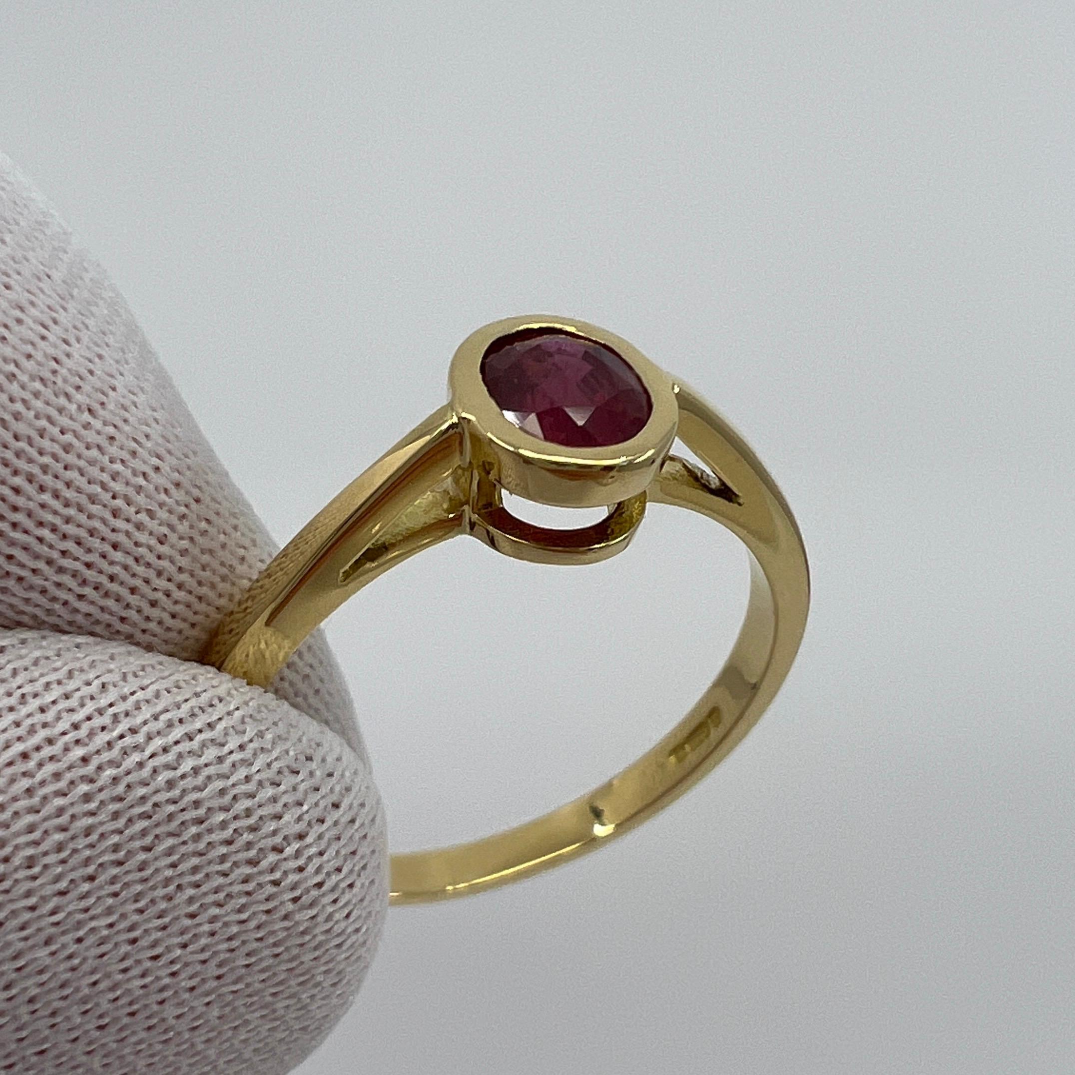 0,75ct Vivid Red Ruby Oval Cut 18k Gelbgold Lünette Rubover Solitaire Ring (Ovalschliff) im Angebot