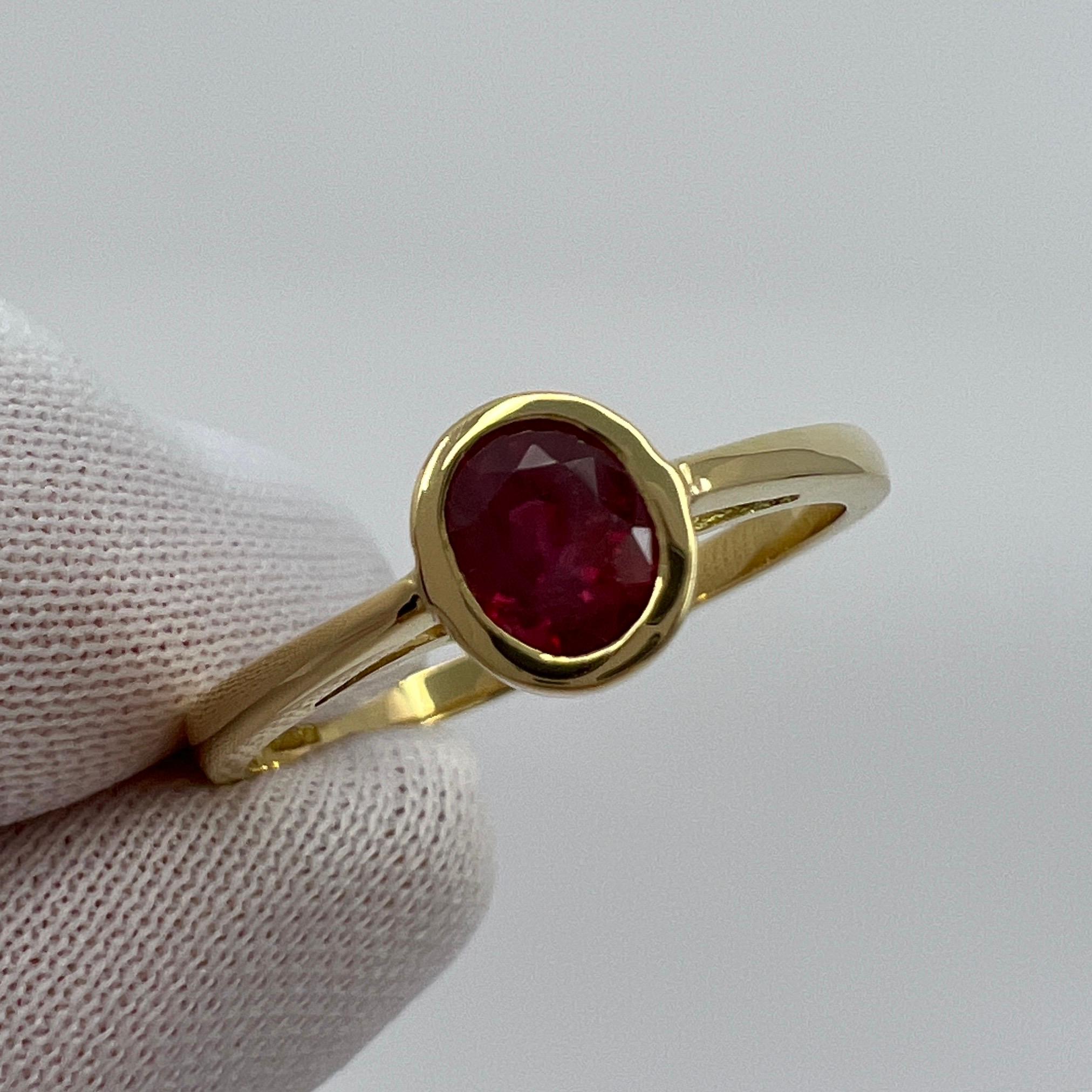 0,75ct Vivid Red Ruby Oval Cut 18k Gelbgold Lünette Rubover Solitaire Ring im Zustand „Neu“ im Angebot in Birmingham, GB