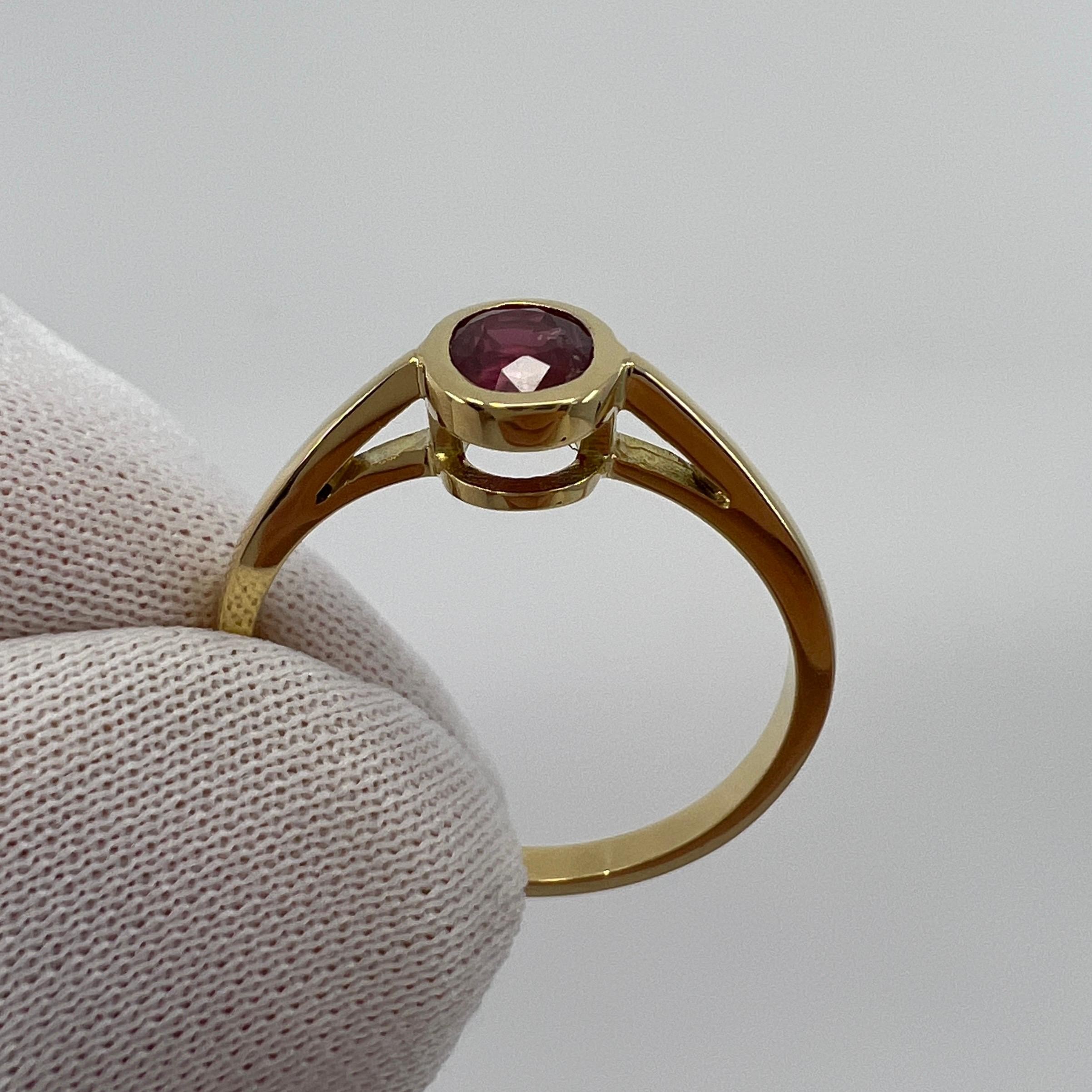 0,75ct Vivid Red Ruby Oval Cut 18k Gelbgold Lünette Rubover Solitaire Ring im Angebot 2