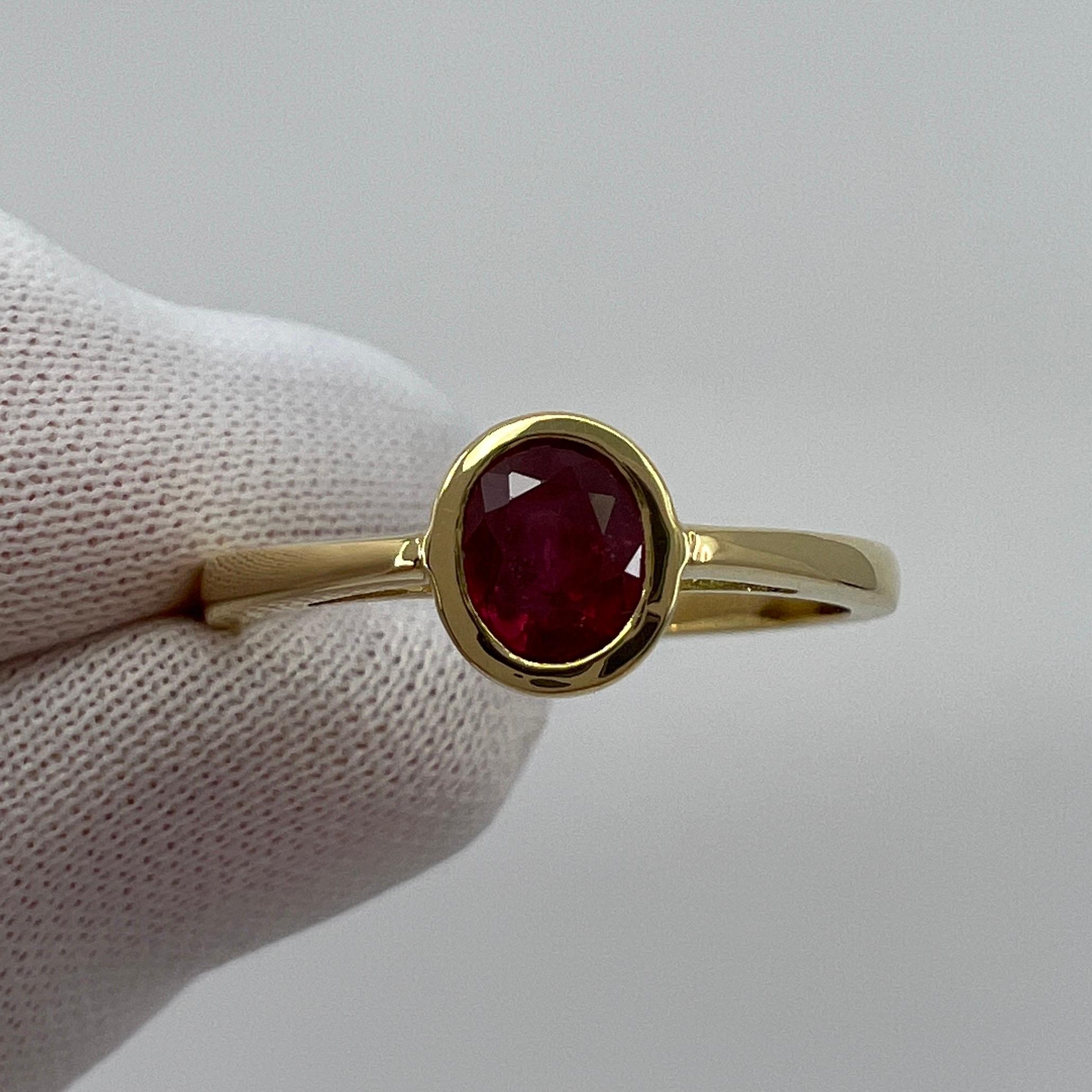 0.75ct Vivid Red Ruby Oval Cut Bezel Rubover Solitaire en or jaune 18k en vente 3