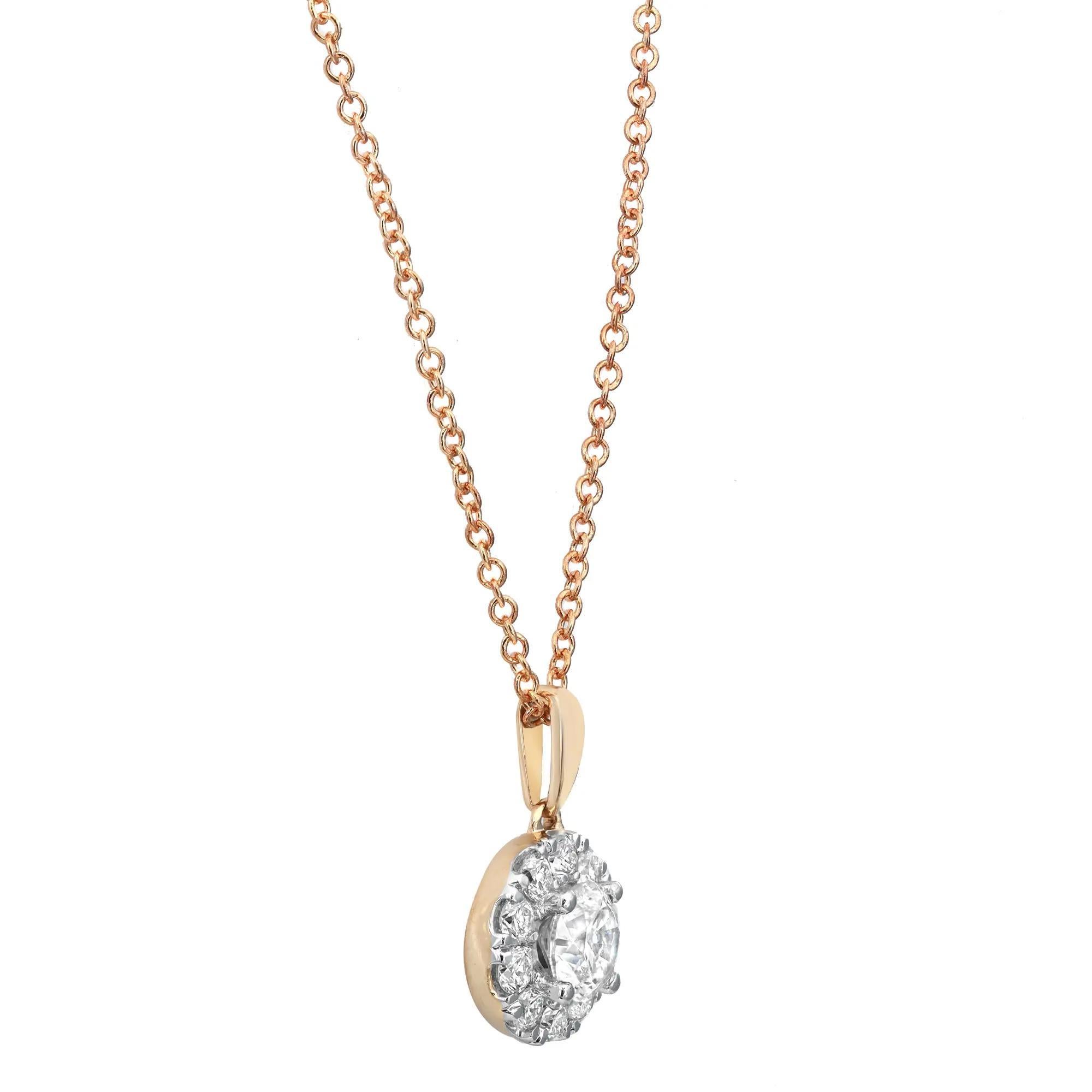 Ce magnifique collier pendentif en diamant est un must pour votre collection de bijoux. Fabriqué en or jaune 14 carats. Il comporte un diamant central serti clos pesant 0,50 carat, de minuscules diamants en halo donnant l'illusion d'une pierre plus