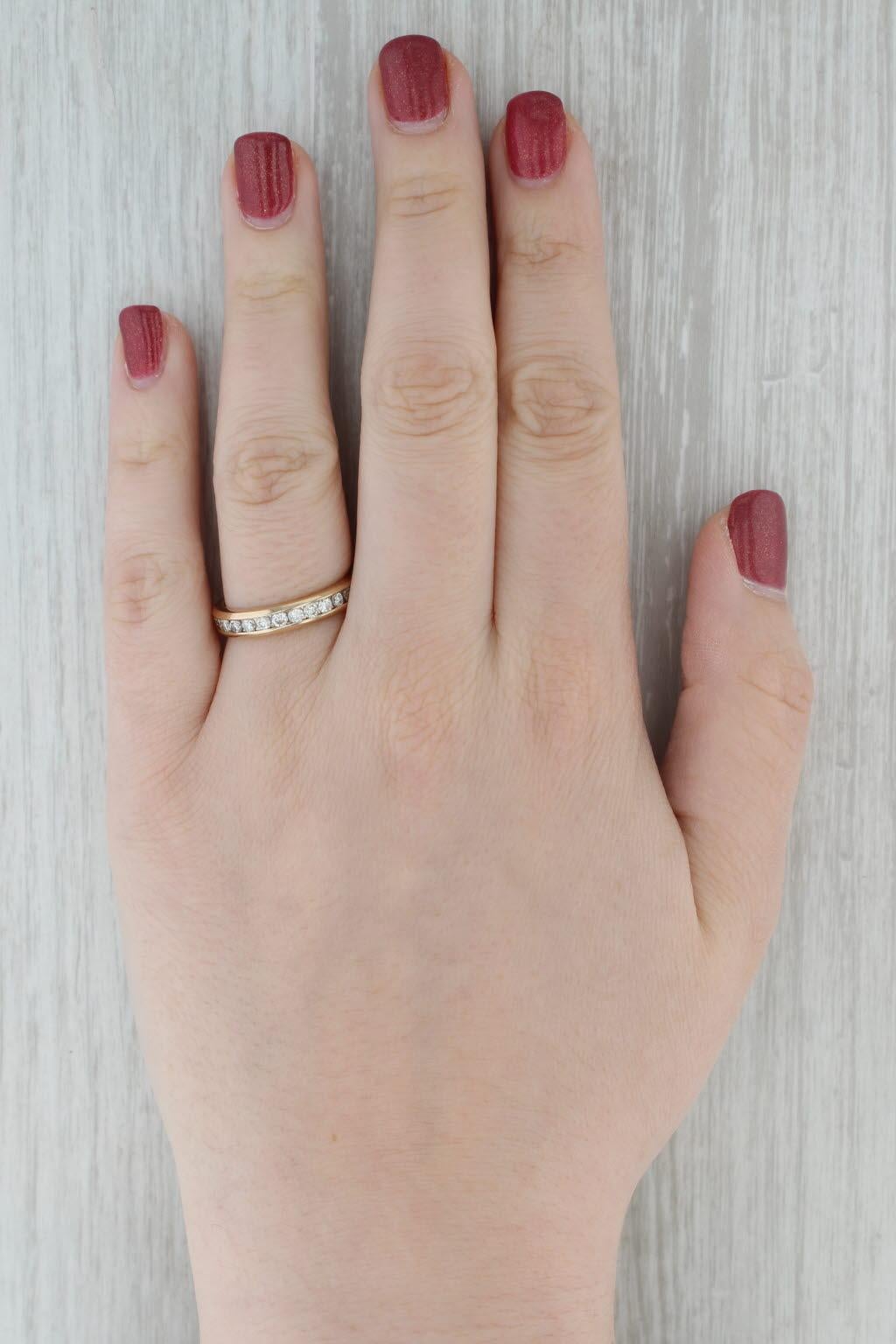 Alliance pour hommes en or jaune 14 carats sertie de diamants de 0,75 carat en vente 4
