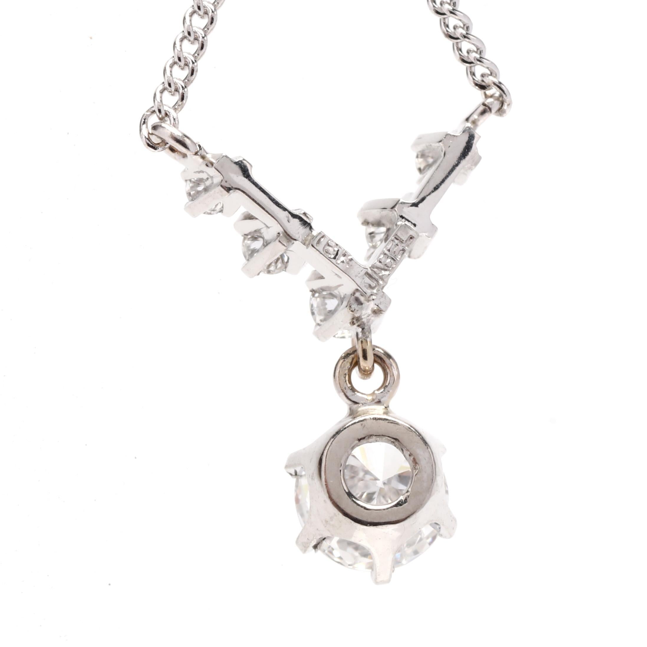 Questa collana a V con diamante da 0,75 ct. sarà una bellissima dichiarazione. Realizzata in oro bianco 14K, la collana presenta 0,75ctw di diamanti scintillanti. La lunghezza della collana è di 16,5 pollici, perfetta per essere indossata tutti i