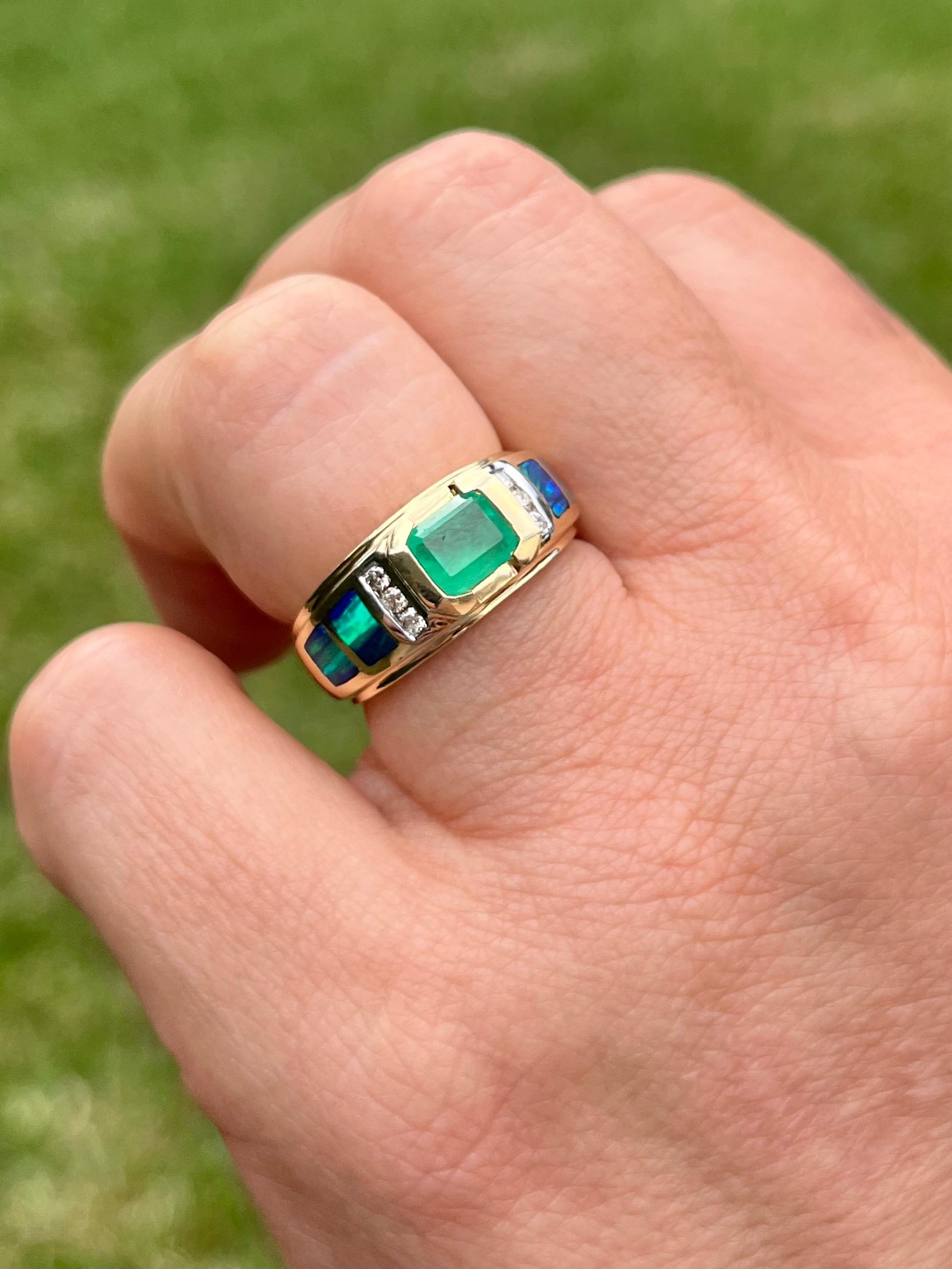 0.76 Carat Colombian Emerald and Inlaid Opal 14k Yellow Gold Ring For Sale 2