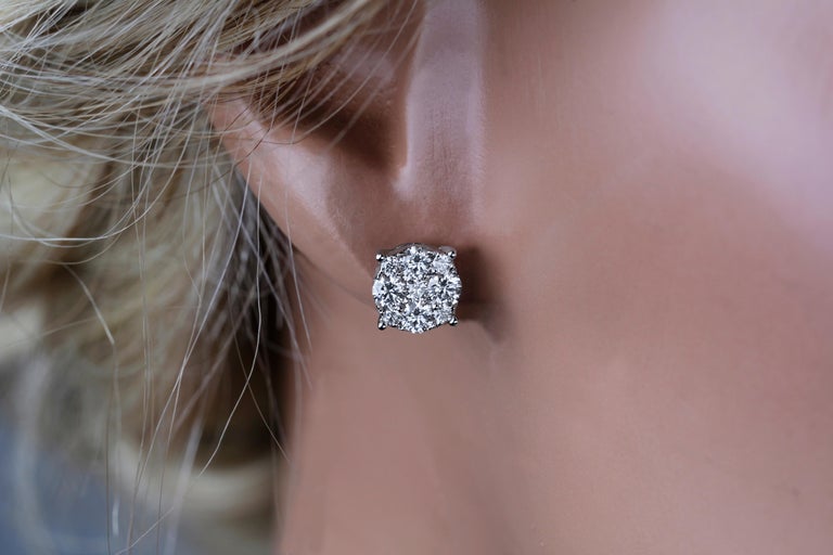 0.76 Carat Diamond Stud Earrings in 14k White Gold In New Condition For Sale In New York, NY