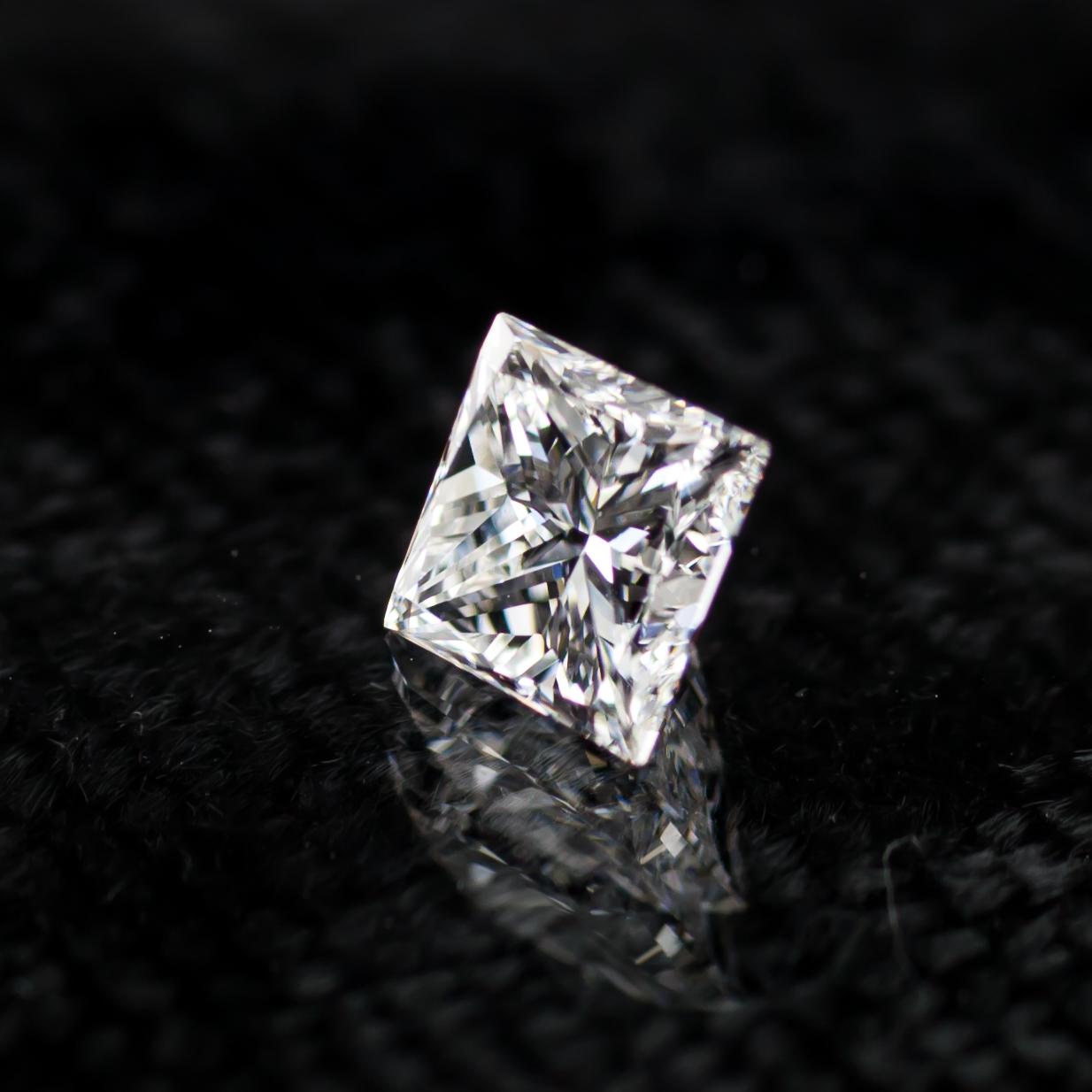 Moderne Diamant taille princesse de 0,76 carat non serti E / VS1 certifié GIA en vente