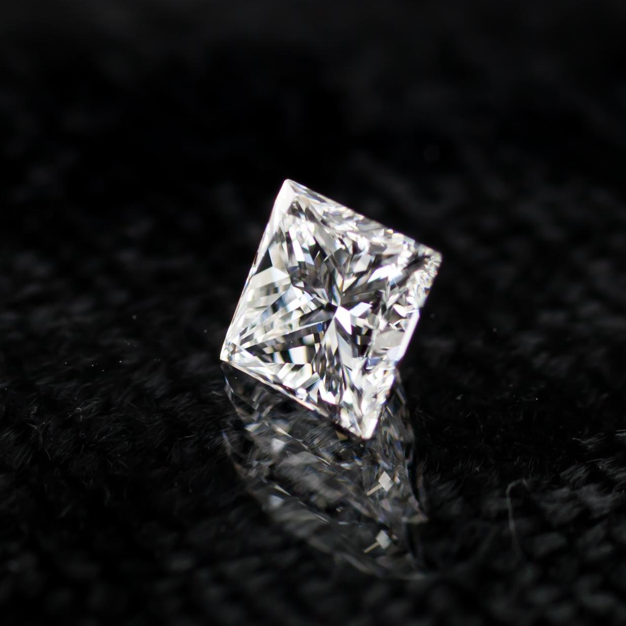 Moderno 0,76 Carati sciolti E / VS1 Diamante taglio principessa certificato GIA in vendita