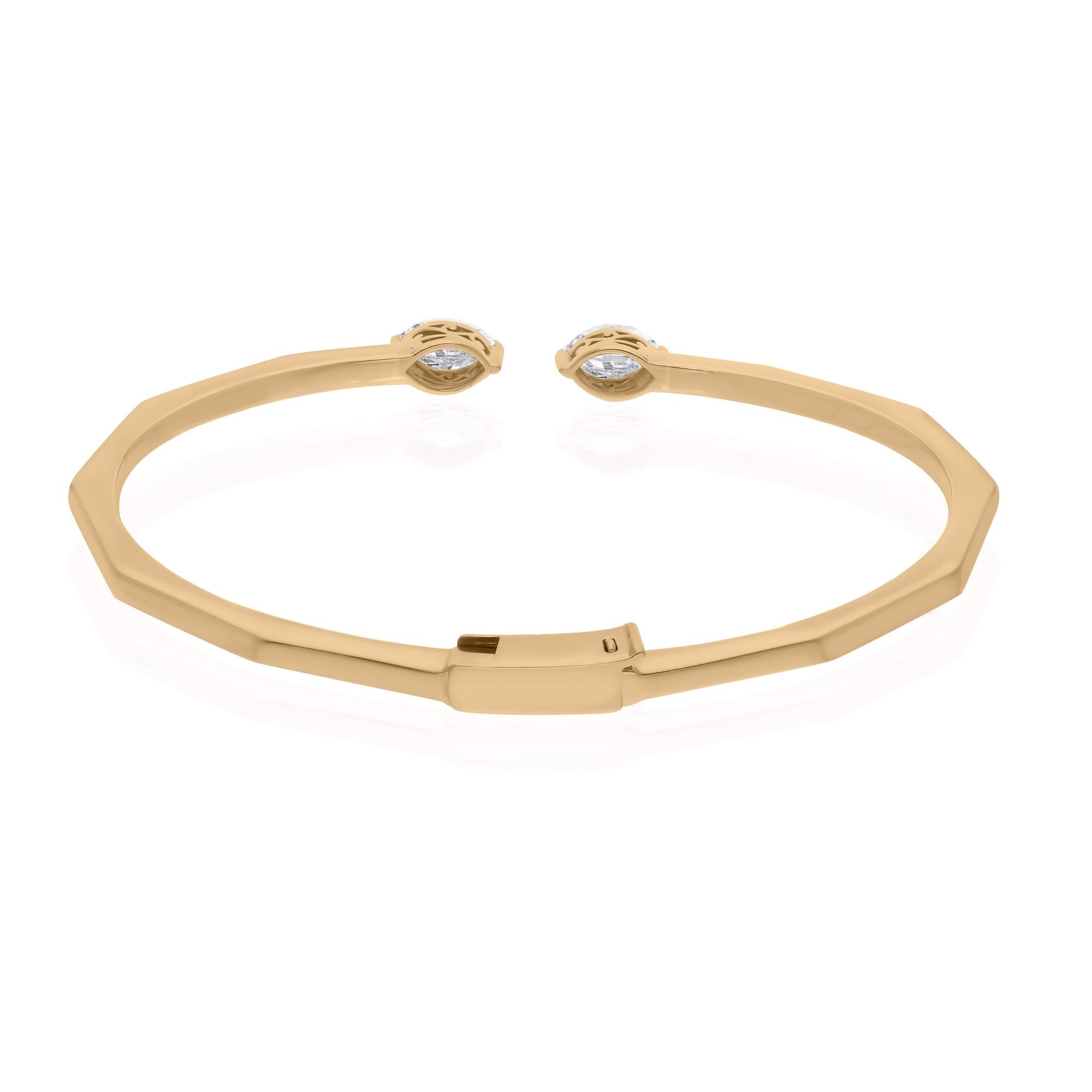Cet élégant bracelet manchette présente un design épuré et contemporain qui met en valeur la beauté de sa pièce maîtresse, un superbe diamant marquise. La bande en or rose 14 carats est polie de manière experte pour obtenir un éclat radieux, offrant
