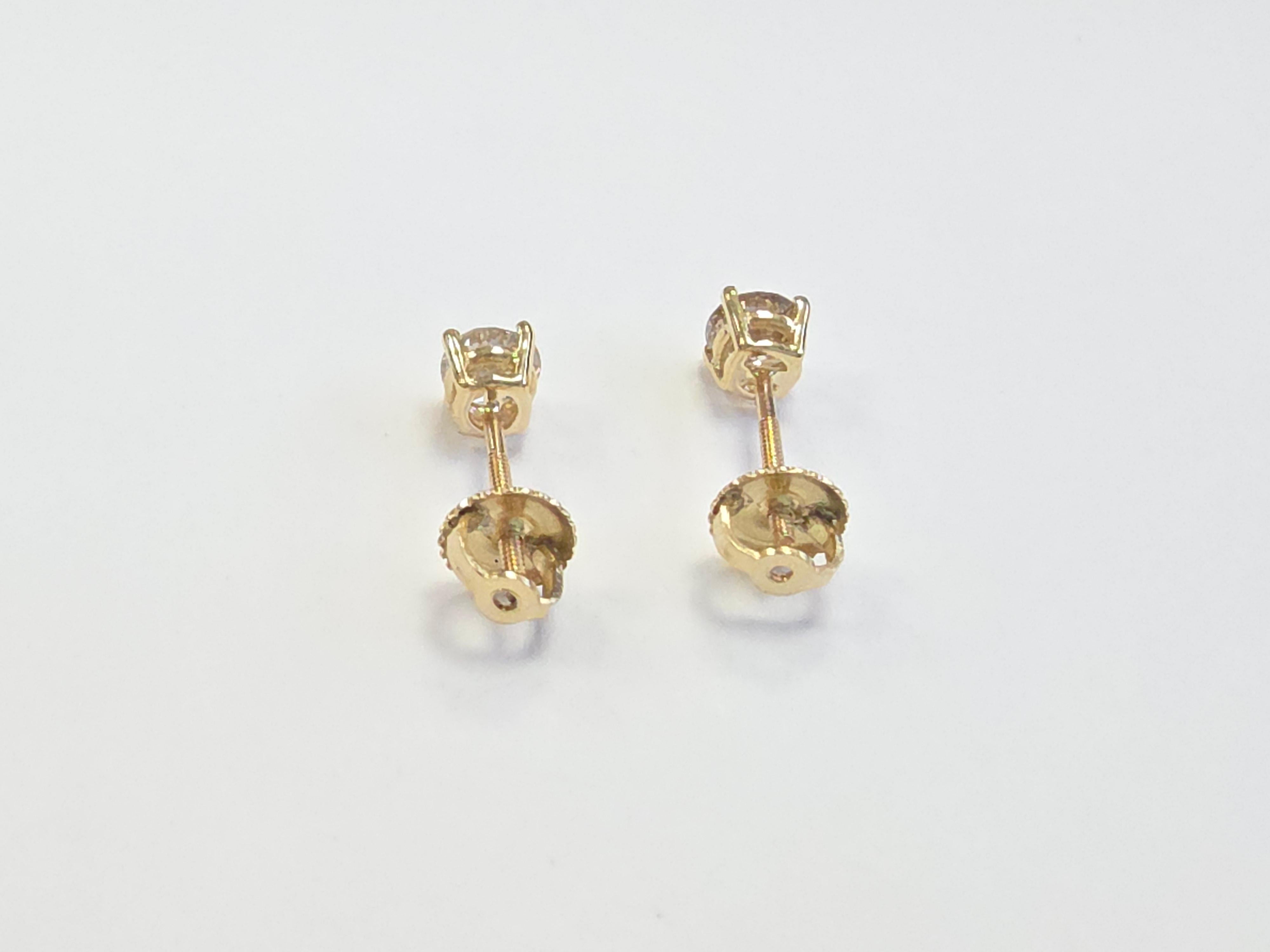 0,76 Karat natürliche runde Brillant-Diamant-Ohrstecker aus 14K Gelbgold

Dieses zeitlose Paar Ohrstecker aus natürlichen Diamanten mit insgesamt 0,76 Karat runden Brillanten in klassischem 14-karätigem Gelbgold wertet Ihre Schmucksammlung