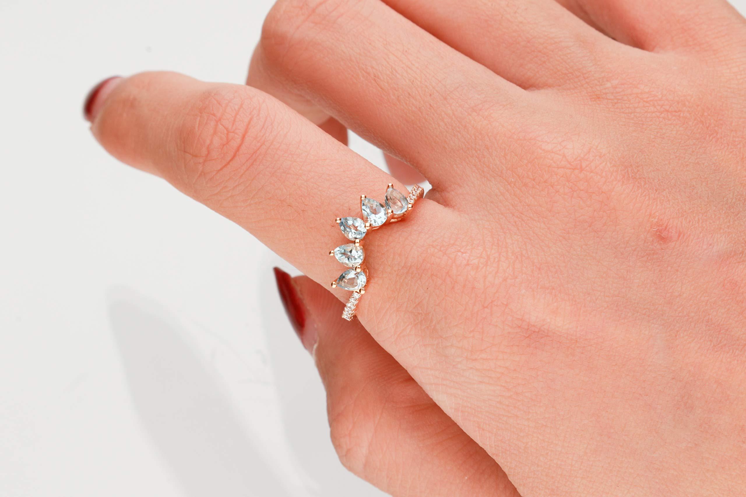 Schmücken Sie sich mit diesem eleganten Ring aus 18-karätigem Roségold von Gin & Grace. Dieser Ring besteht aus Aquamarinen im Birnenschliff (5 Stück) 0,76 Karat und weißen Diamanten im Rundschliff (12 Stück) 0,09 Karat. Dieser Ring wiegt 2,44