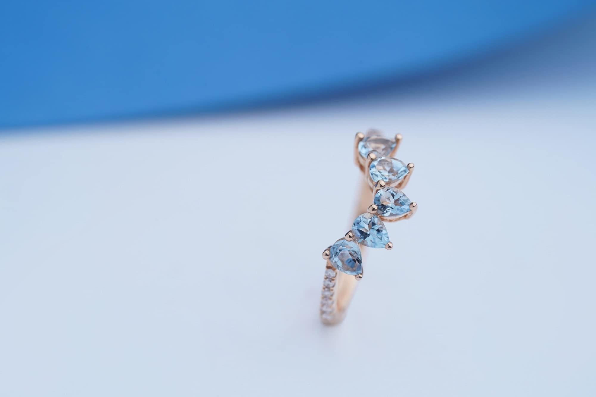 0,76 Karat Aquamarin im Birnenschliff mit Diamant-Akzenten 18 Karat Roségold Ring im Zustand „Neu“ im Angebot in New York, NY