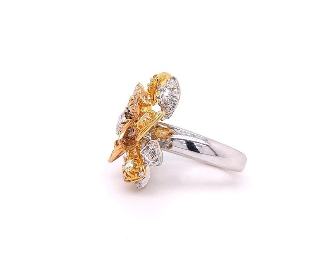 Délicate, d'une conception et d'une exécution extraordinaires, notre bague est un luxe à l'état pur ! De fabuleux diamants naturels taillés en rose sur les côtés et la pierre centrale sont magistralement incrustés dans une monture en or blanc 18